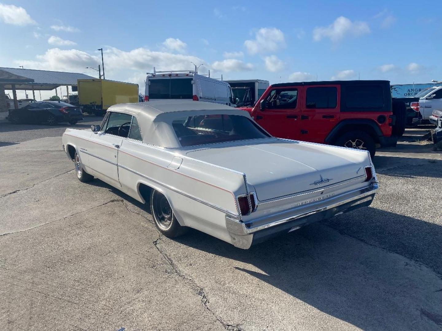 1963 White /Red Oldsmobile Dynamic 88 (632M59781) , located at 1687 Business 35 S, New Braunfels, TX, 78130, (830) 625-7159, 29.655487, -98.051491 - Photo#5