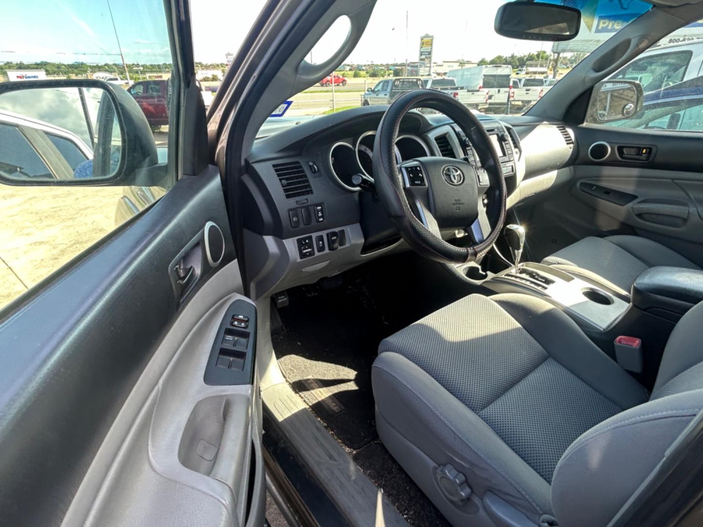 2012 Brown Toyota Tacoma Prerunner (3TMJU4GN9CM) with an 4.0L V6 F DOHC 24V engine, Automatic transmission, located at 1687 Business 35 S, New Braunfels, TX, 78130, (830) 625-7159, 29.655487, -98.051491 - Photo#4