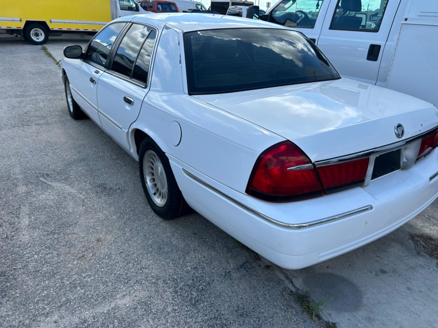 2001 White Mercury Grand Marquis (2MEFM75W21X) , located at 1687 Business 35 S, New Braunfels, TX, 78130, (830) 625-7159, 29.655487, -98.051491 - Photo#6