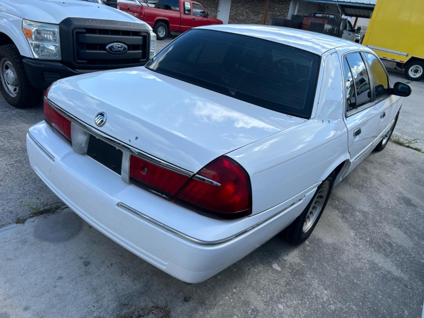 2001 White Mercury Grand Marquis (2MEFM75W21X) , located at 1687 Business 35 S, New Braunfels, TX, 78130, (830) 625-7159, 29.655487, -98.051491 - Photo#4