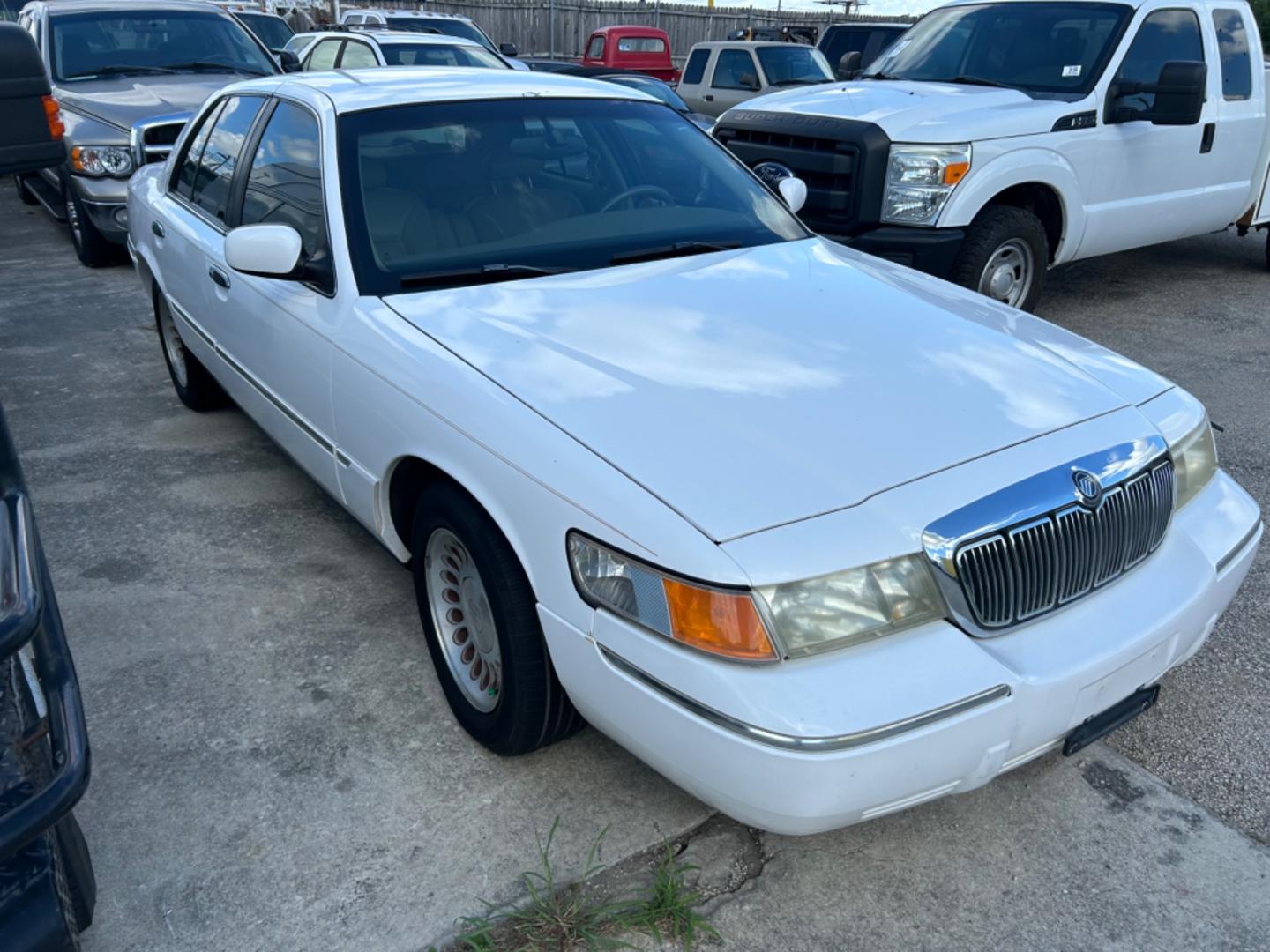 2001 White Mercury Grand Marquis (2MEFM75W21X) , located at 1687 Business 35 S, New Braunfels, TX, 78130, (830) 625-7159, 29.655487, -98.051491 - Photo#1