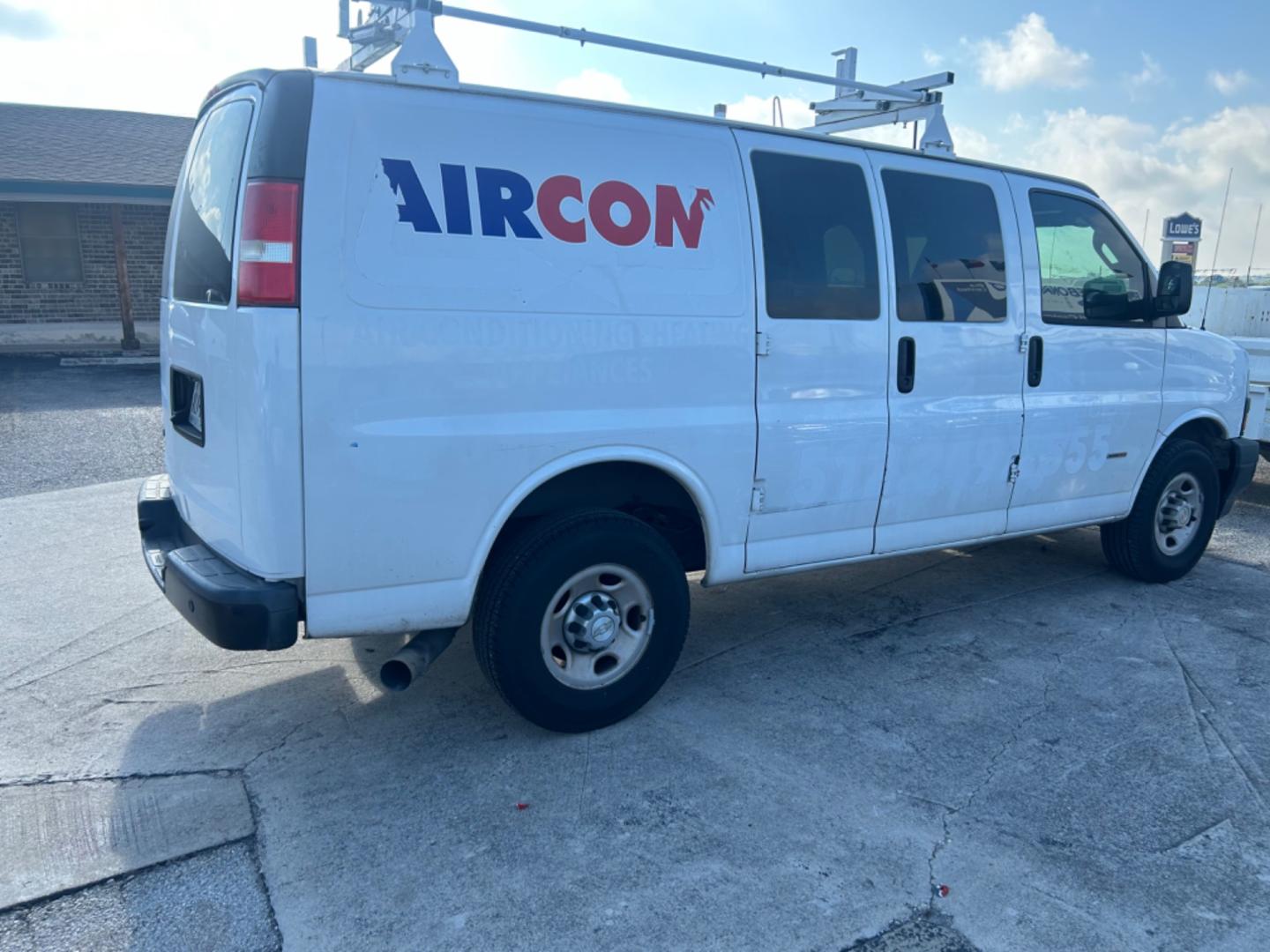 2018 White Chevrolet Express (1GCWGAF12J1) with an 2.8L I4 F DOHC 16V engine, Automatic transmission, located at 1687 Business 35 S, New Braunfels, TX, 78130, (830) 625-7159, 29.655487, -98.051491 - Photo#2