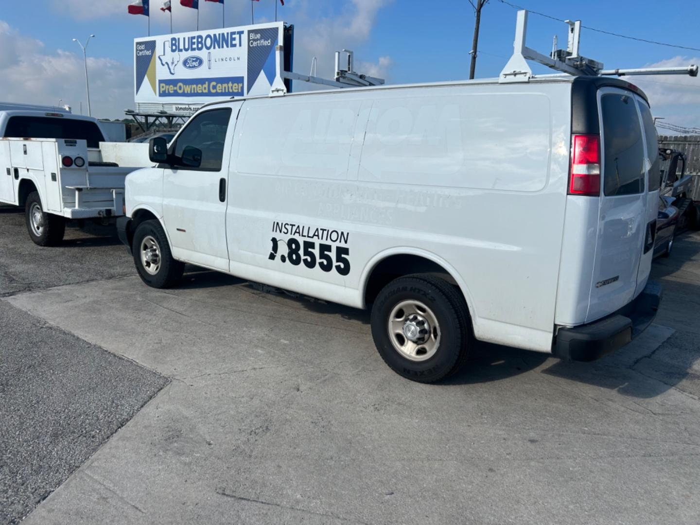 2018 White Chevrolet Express (1GCWGAF12J1) with an 2.8L I4 F DOHC 16V engine, Automatic transmission, located at 1687 Business 35 S, New Braunfels, TX, 78130, (830) 625-7159, 29.655487, -98.051491 - Photo#1