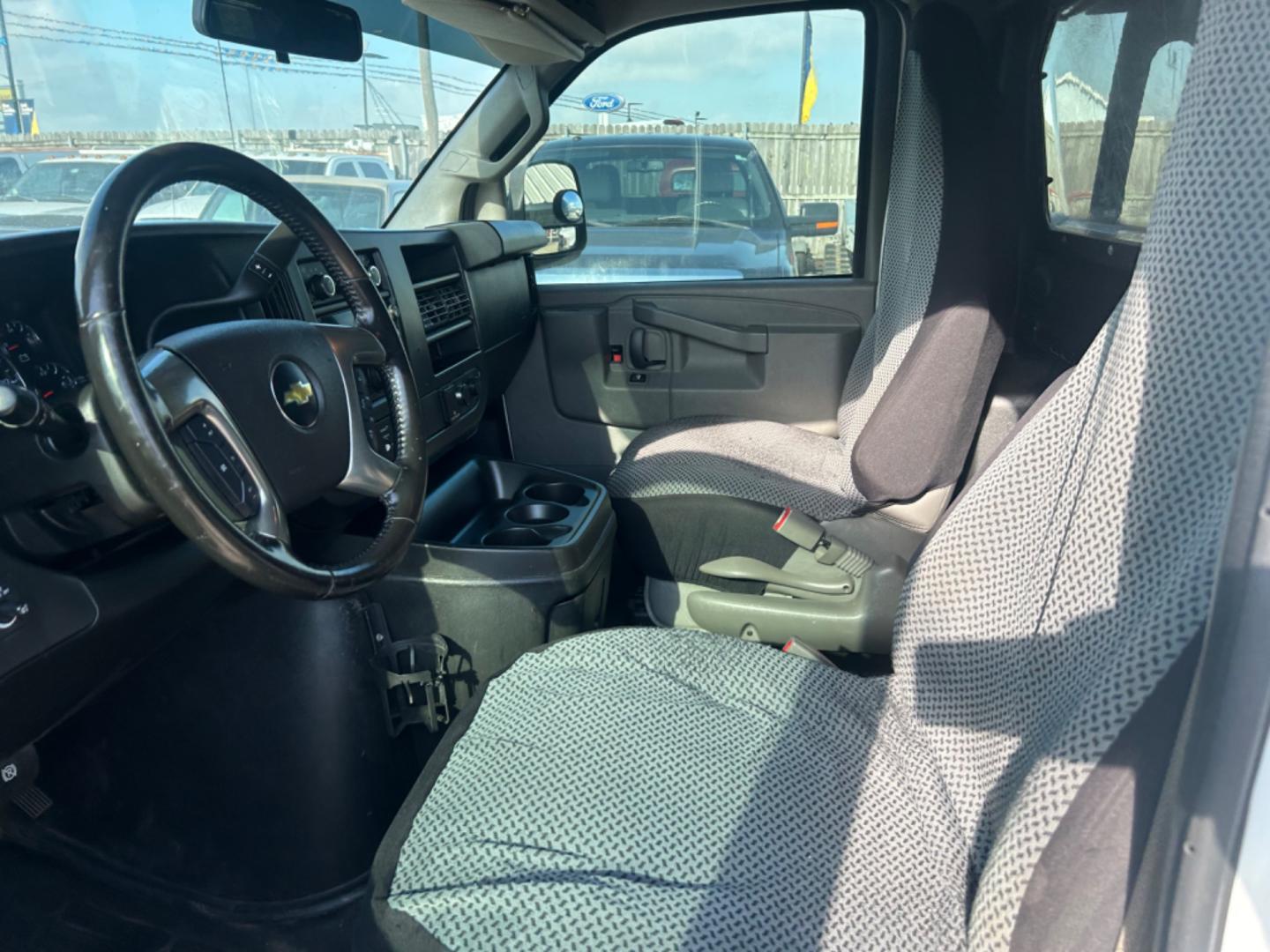 2018 White Chevrolet Express (1GCWGAF12J1) with an 2.8L I4 F DOHC 16V engine, Automatic transmission, located at 1687 Business 35 S, New Braunfels, TX, 78130, (830) 625-7159, 29.655487, -98.051491 - Photo#5