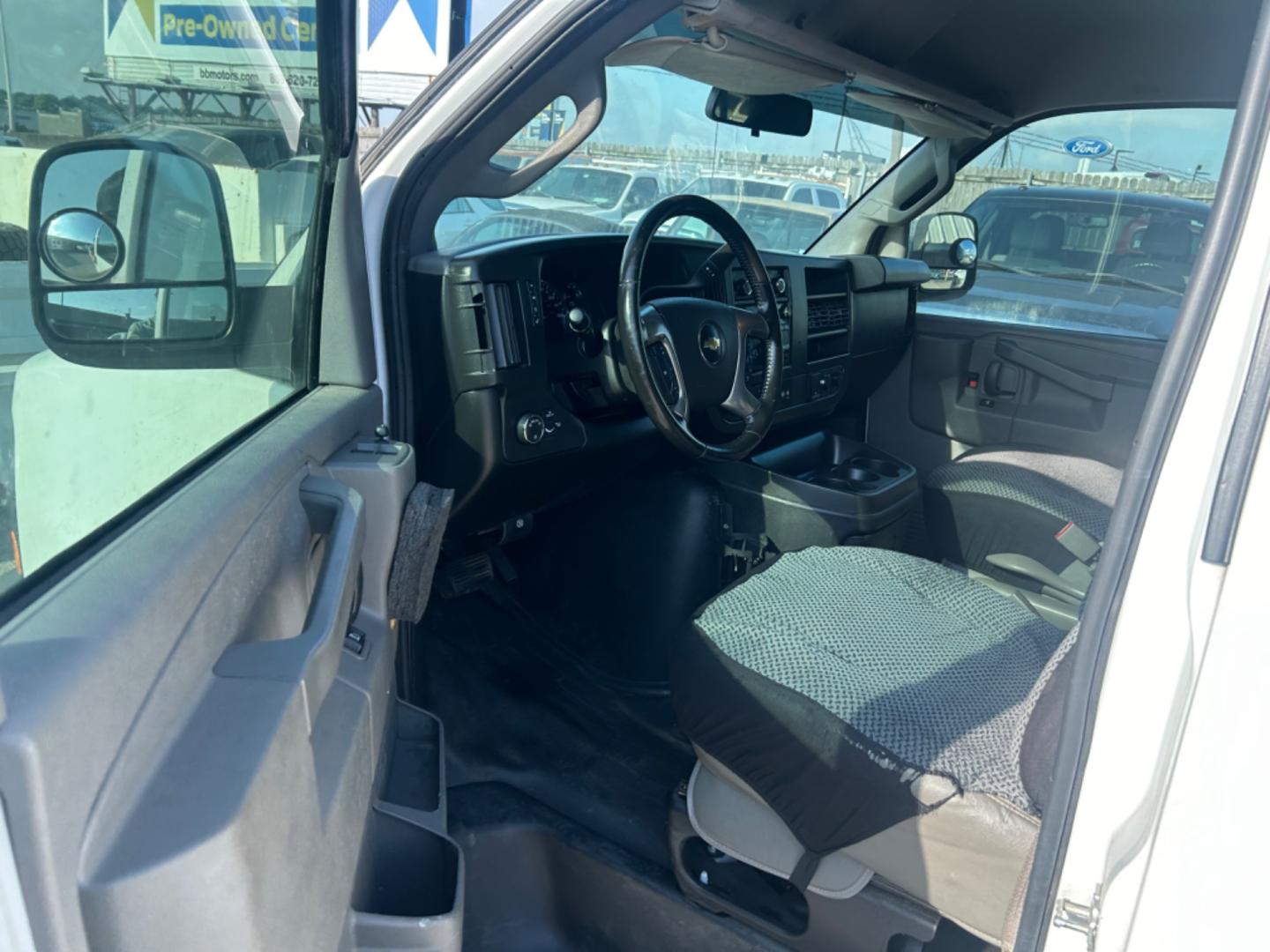 2018 White Chevrolet Express (1GCWGAF12J1) with an 2.8L I4 F DOHC 16V engine, Automatic transmission, located at 1687 Business 35 S, New Braunfels, TX, 78130, (830) 625-7159, 29.655487, -98.051491 - Photo#6