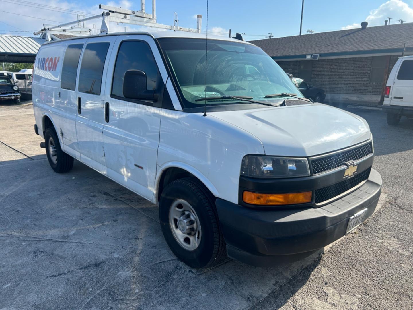 2018 White Chevrolet Express (1GCWGAF12J1) with an 2.8L I4 F DOHC 16V engine, Automatic transmission, located at 1687 Business 35 S, New Braunfels, TX, 78130, (830) 625-7159, 29.655487, -98.051491 - Photo#3