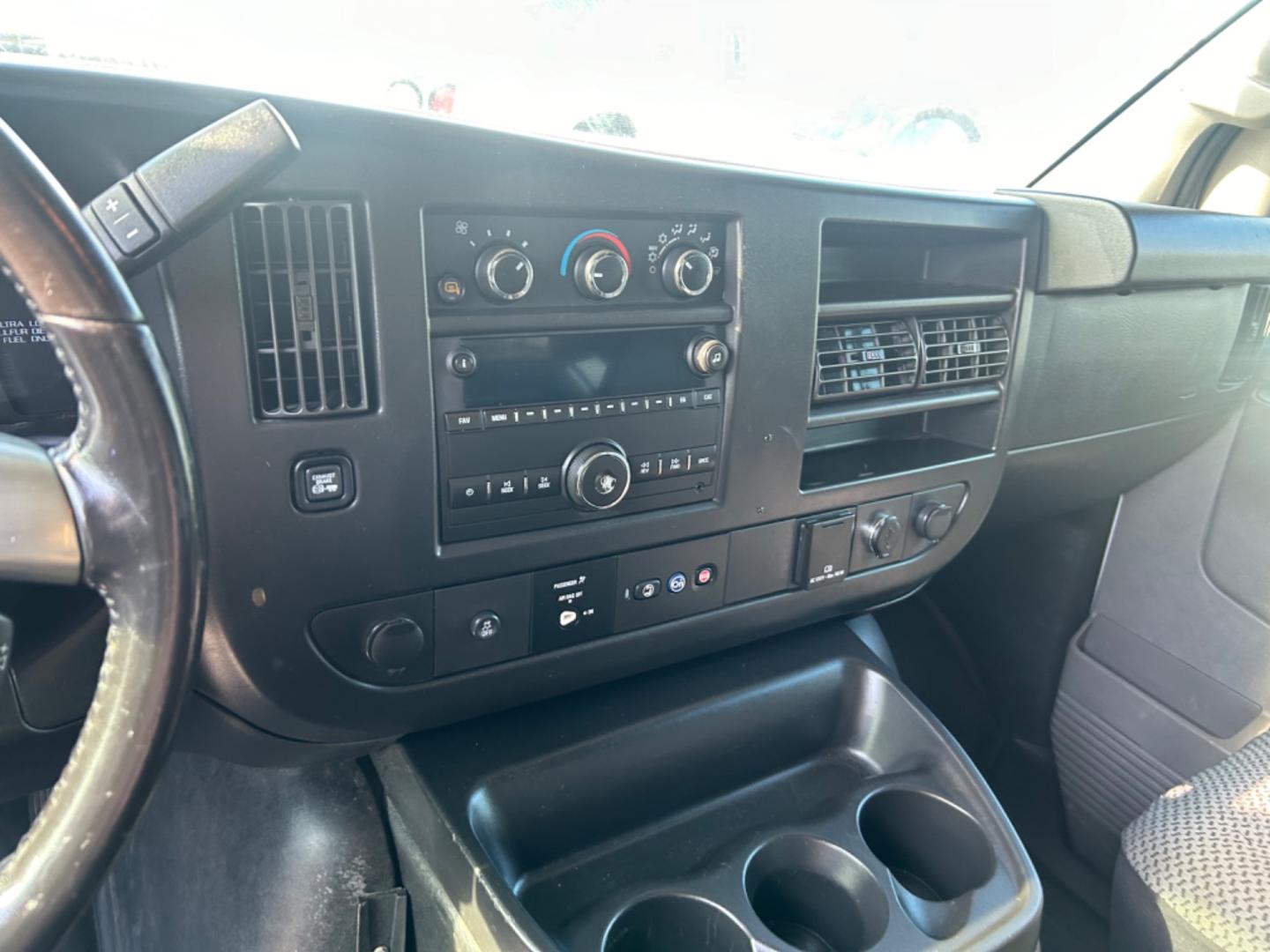 2018 White Chevrolet Express (1GCWGAF12J1) with an 2.8L I4 F DOHC 16V engine, Automatic transmission, located at 1687 Business 35 S, New Braunfels, TX, 78130, (830) 625-7159, 29.655487, -98.051491 - Photo#9