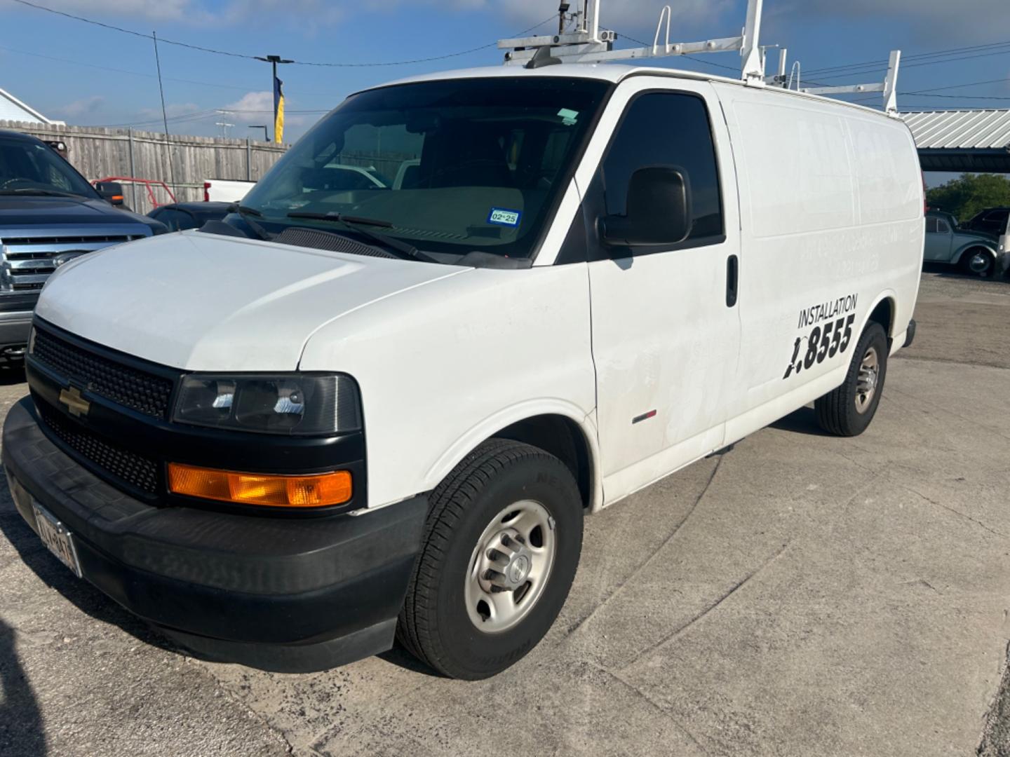 2018 White Chevrolet Express (1GCWGAF12J1) with an 2.8L I4 F DOHC 16V engine, Automatic transmission, located at 1687 Business 35 S, New Braunfels, TX, 78130, (830) 625-7159, 29.655487, -98.051491 - Photo#0