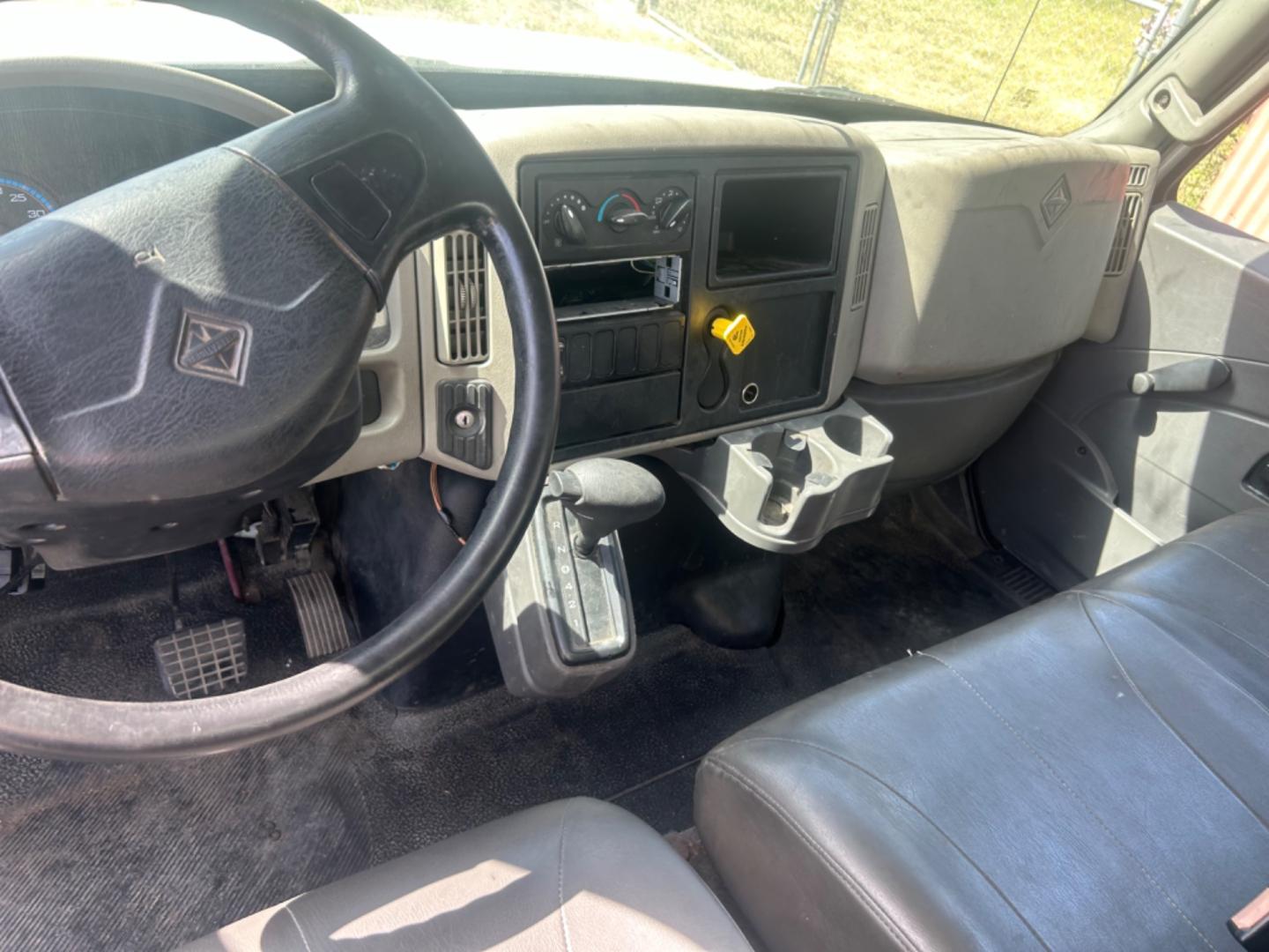 2019 White International DuraStar 4300 - (3HAMMMML1KL) with an 6.7L 6 engine, Automatic transmission, located at 1687 Business 35 S, New Braunfels, TX, 78130, (830) 625-7159, 29.655487, -98.051491 - Photo#6