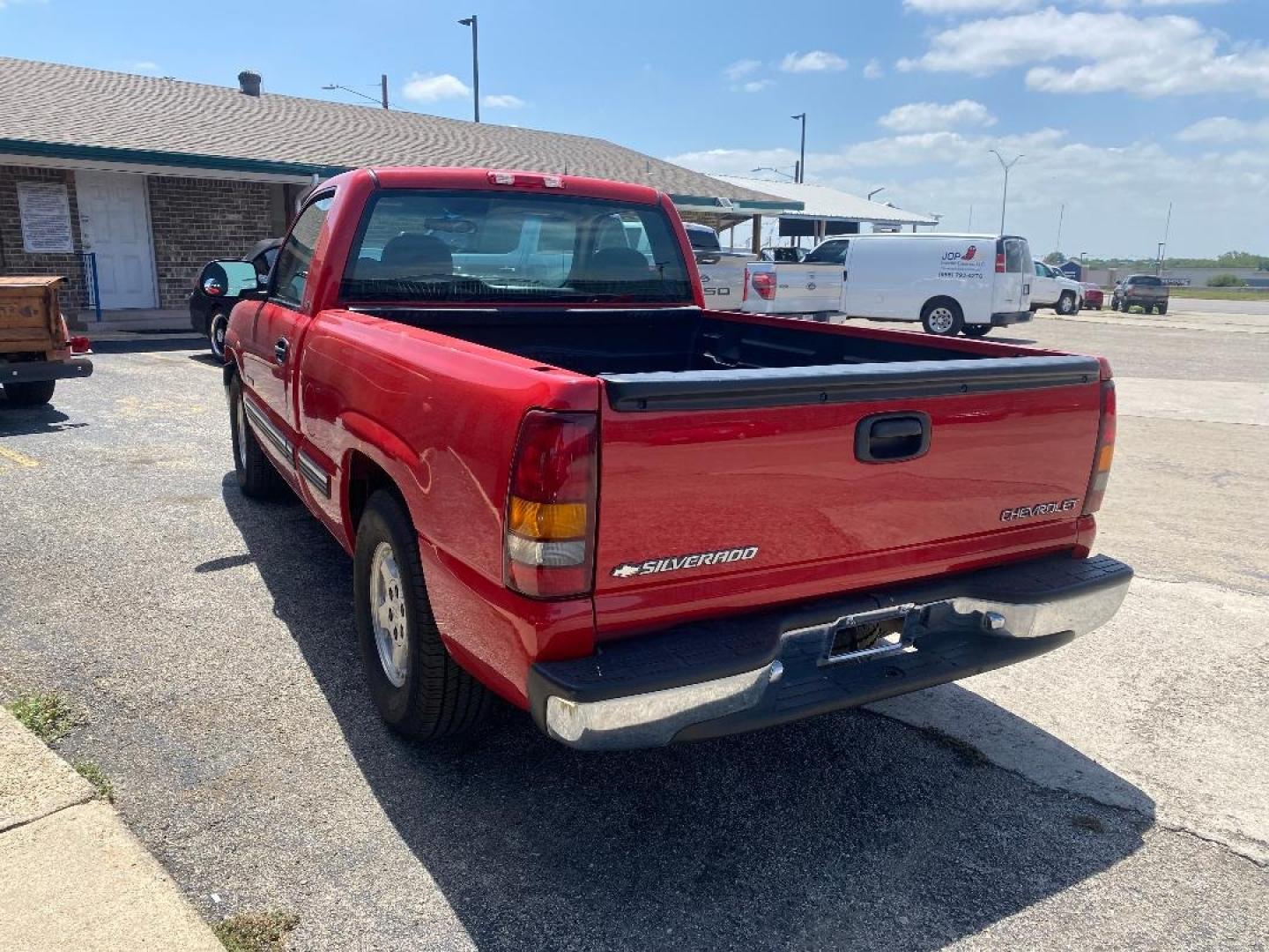 1999 Red /Gray Chevrolet Silverado 1500 (1GCEC14TXXZ) with an 5.3L V8 F OHV 16V engine, AUTOMATIC transmission, located at 1687 Business 35 S, New Braunfels, TX, 78130, (830) 625-7159, 29.655487, -98.051491 - Photo#2