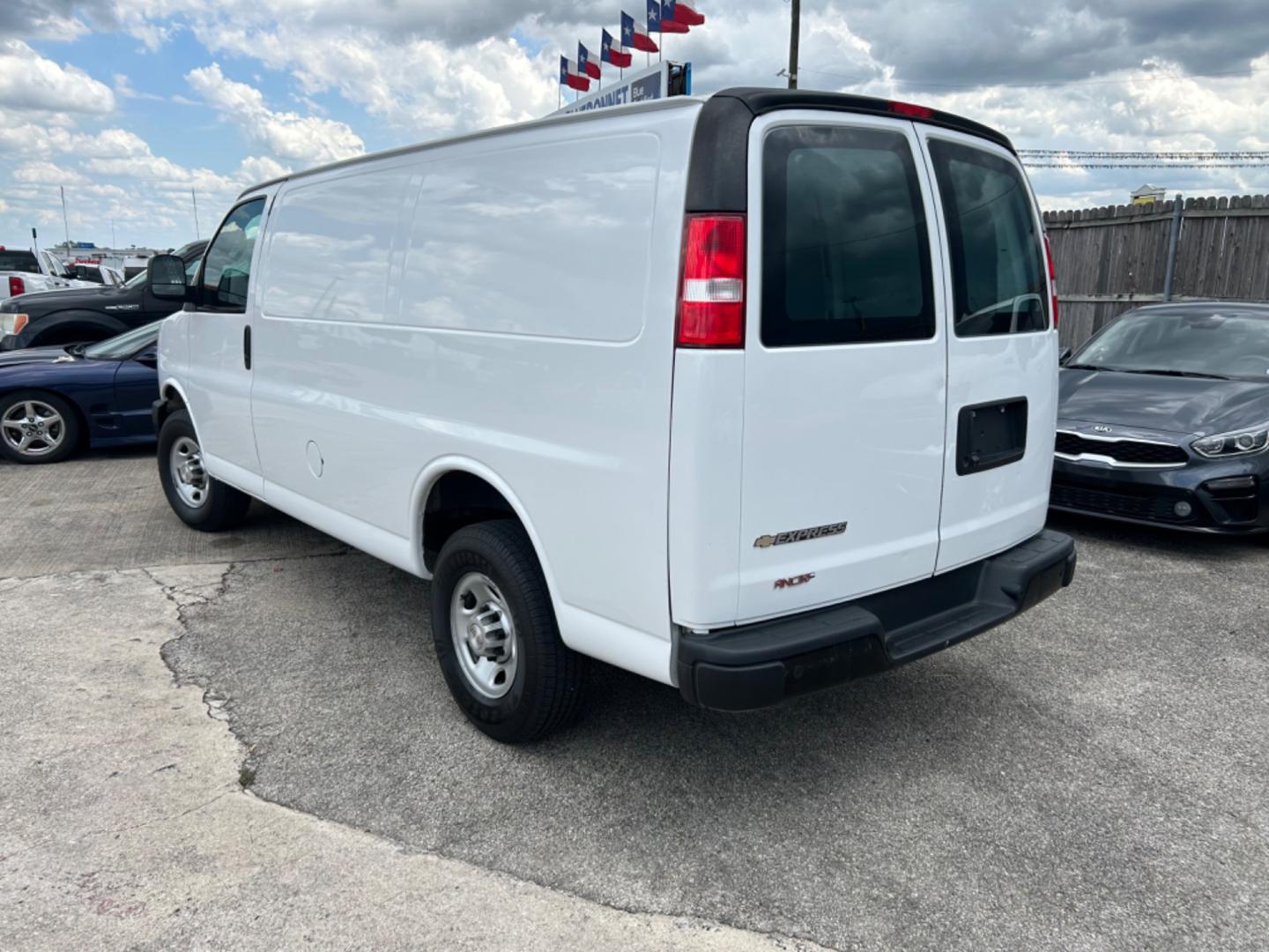 2021 White Chevrolet Express 2500 Cargo (1GCWGAFP4M1) with an 4.3L V6 engine, 6A transmission, located at 1687 Business 35 S, New Braunfels, TX, 78130, (830) 625-7159, 29.655487, -98.051491 - Photo#9