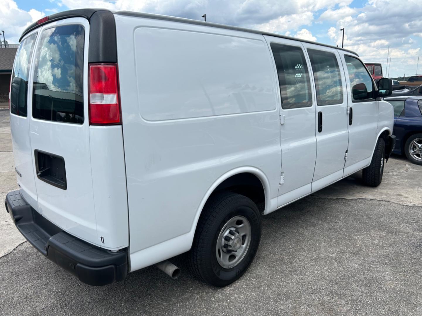 2021 White Chevrolet Express 2500 Cargo (1GCWGAFP4M1) with an 4.3L V6 engine, 6A transmission, located at 1687 Business 35 S, New Braunfels, TX, 78130, (830) 625-7159, 29.655487, -98.051491 - Photo#6