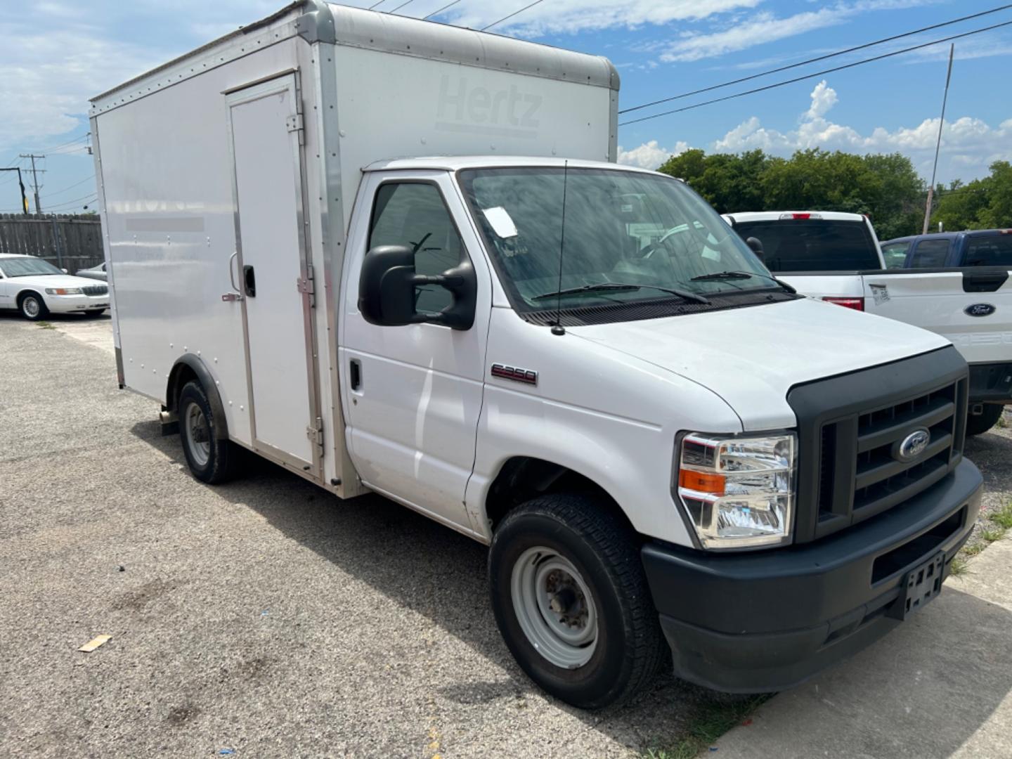 2022 White Ford Econoline E-350 Super Duty (1FDWE3FK5ND) with an 7.3LV8 OHV 16V engine, located at 1687 Business 35 S, New Braunfels, TX, 78130, (830) 625-7159, 29.655487, -98.051491 - Photo#1