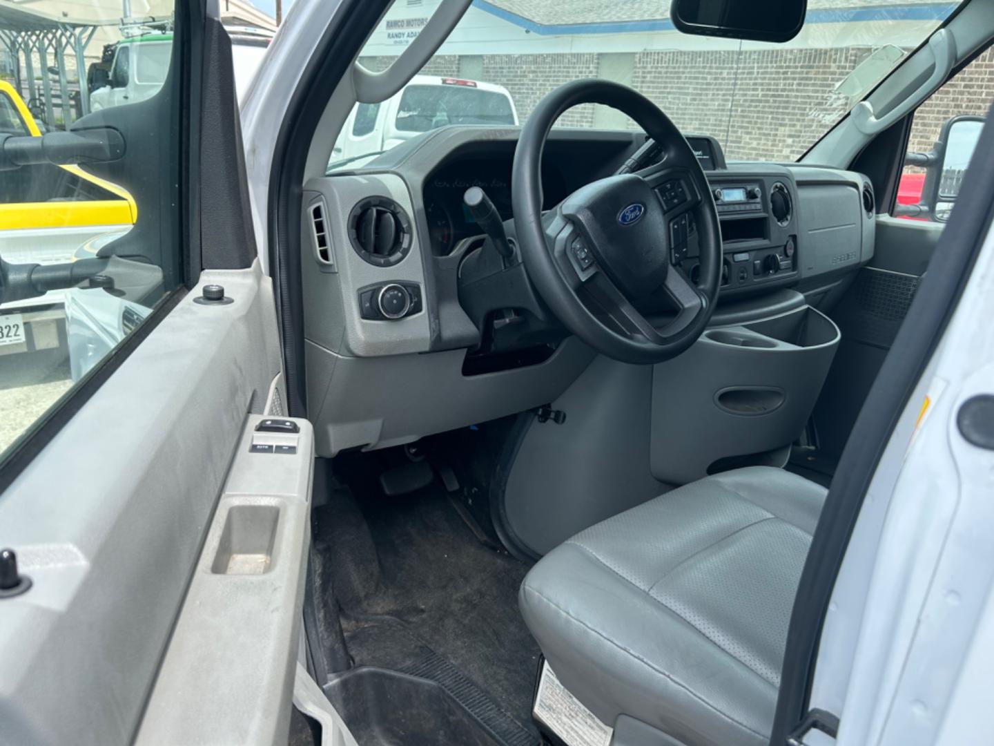 2022 White Ford Econoline E-350 Super Duty (1FDWE3FK5ND) with an 7.3LV8 OHV 16V engine, located at 1687 Business 35 S, New Braunfels, TX, 78130, (830) 625-7159, 29.655487, -98.051491 - Photo#9