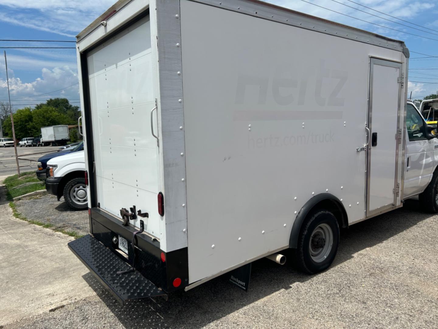 2022 White Ford Econoline E-350 Super Duty (1FDWE3FK5ND) with an 7.3LV8 OHV 16V engine, located at 1687 Business 35 S, New Braunfels, TX, 78130, (830) 625-7159, 29.655487, -98.051491 - Photo#4