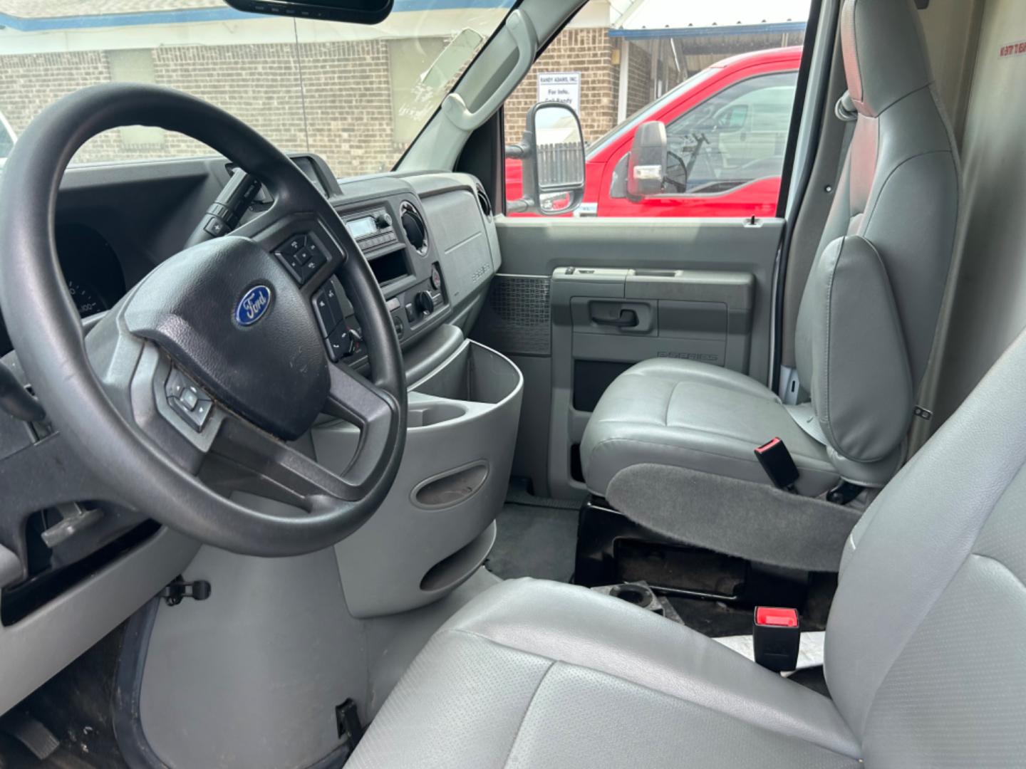 2022 White Ford Econoline E-350 Super Duty (1FDWE3FK5ND) with an 7.3LV8 OHV 16V engine, located at 1687 Business 35 S, New Braunfels, TX, 78130, (830) 625-7159, 29.655487, -98.051491 - Photo#10