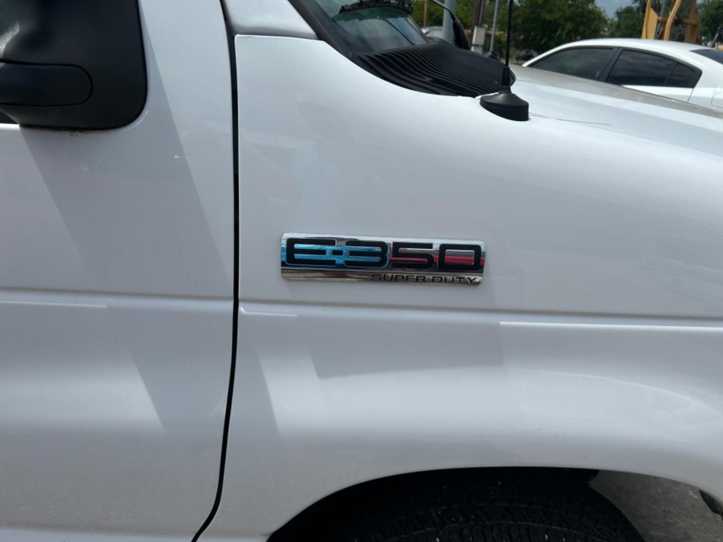 2022 White Ford Econoline E-350 Super Duty (1FDWE3FK5ND) with an 7.3LV8 OHV 16V engine, located at 1687 Business 35 S, New Braunfels, TX, 78130, (830) 625-7159, 29.655487, -98.051491 - Photo#2