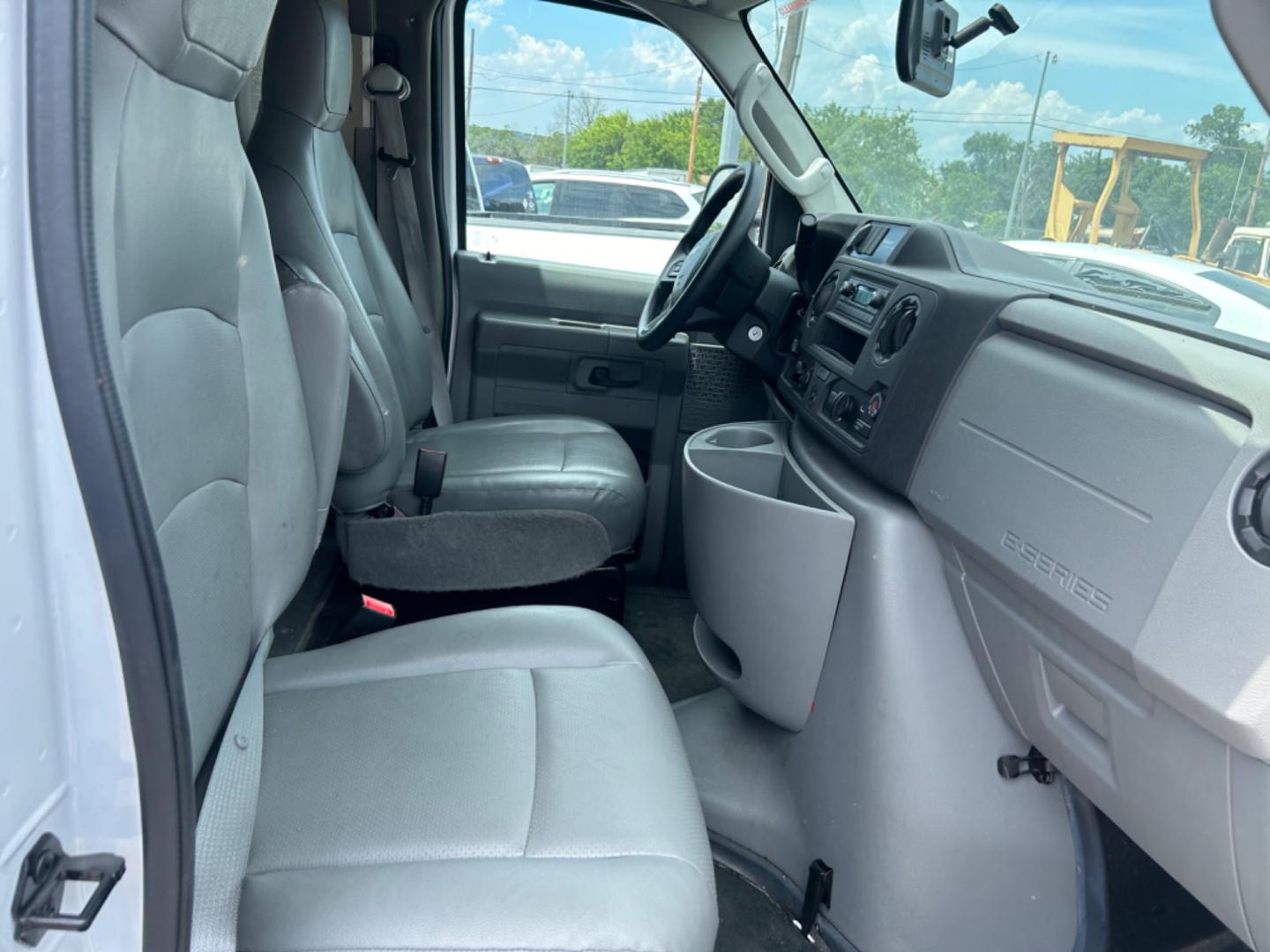 2022 White Ford Econoline E-350 Super Duty (1FDWE3FK5ND) with an 7.3LV8 OHV 16V engine, located at 1687 Business 35 S, New Braunfels, TX, 78130, (830) 625-7159, 29.655487, -98.051491 - Photo#3