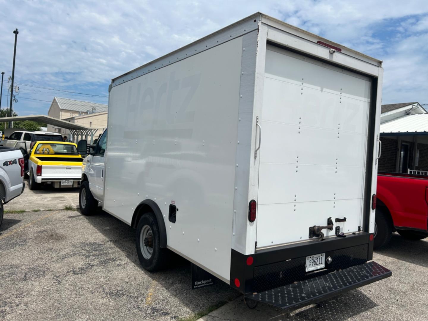 2022 White Ford Econoline E-350 Super Duty (1FDWE3FK5ND) with an 7.3LV8 OHV 16V engine, located at 1687 Business 35 S, New Braunfels, TX, 78130, (830) 625-7159, 29.655487, -98.051491 - Photo#7