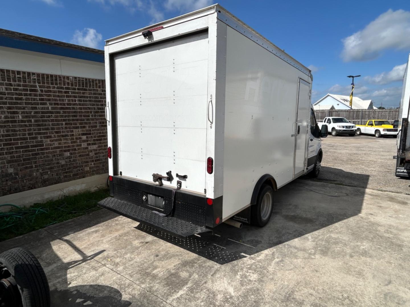 2022 White Ford Transit (1FDBF6P87NK) with an 3.5L V6 engine, Automatic transmission, located at 1687 Business 35 S, New Braunfels, TX, 78130, (830) 625-7159, 29.655487, -98.051491 - Photo#5