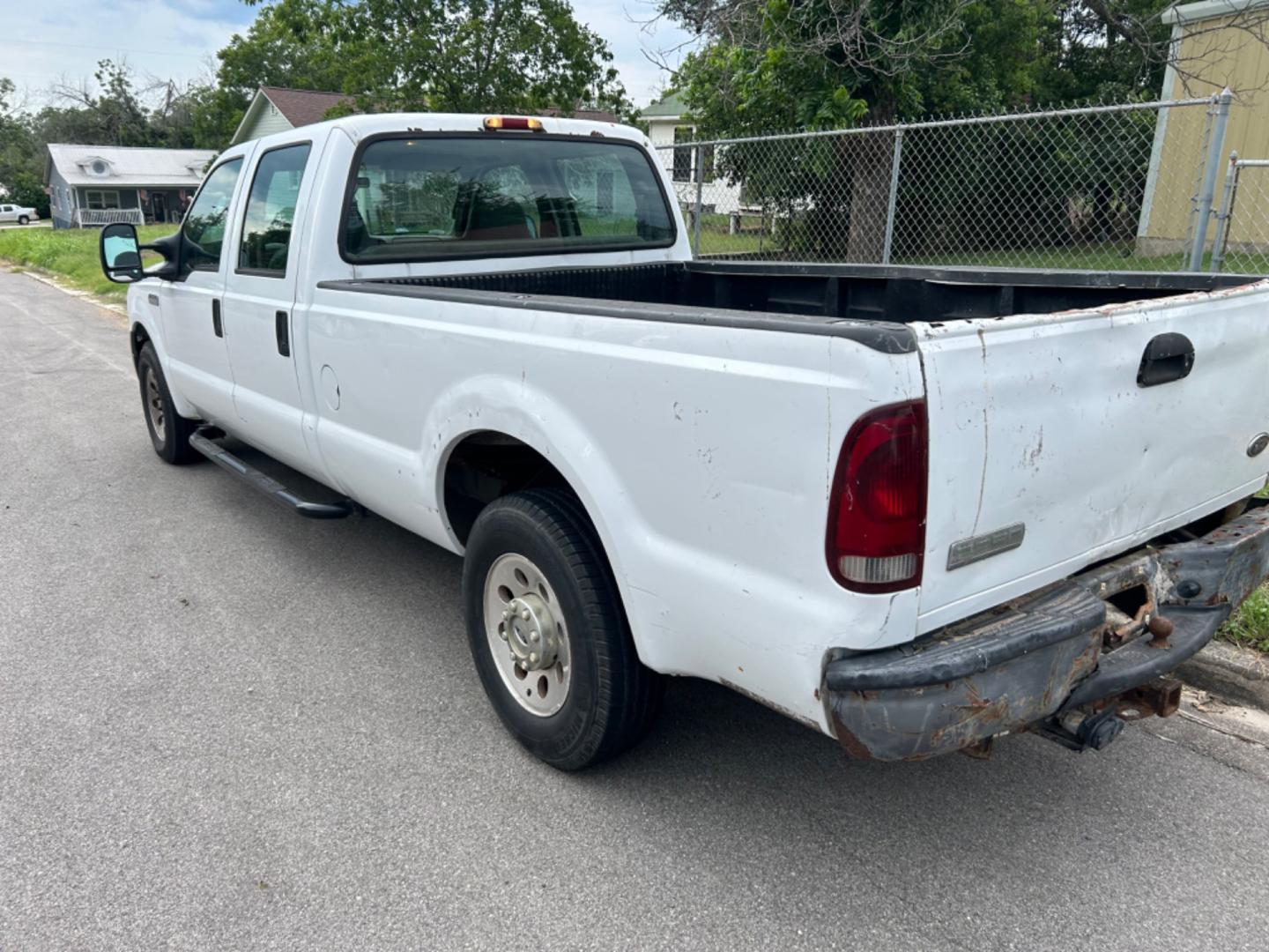 2005 White Ford F-250 SD Lariat Crew Cab 2WD (1FTSW20585E) with an 5.4L V8 SOHC 16V engine, located at 1687 Business 35 S, New Braunfels, TX, 78130, (830) 625-7159, 29.655487, -98.051491 - Photo#4