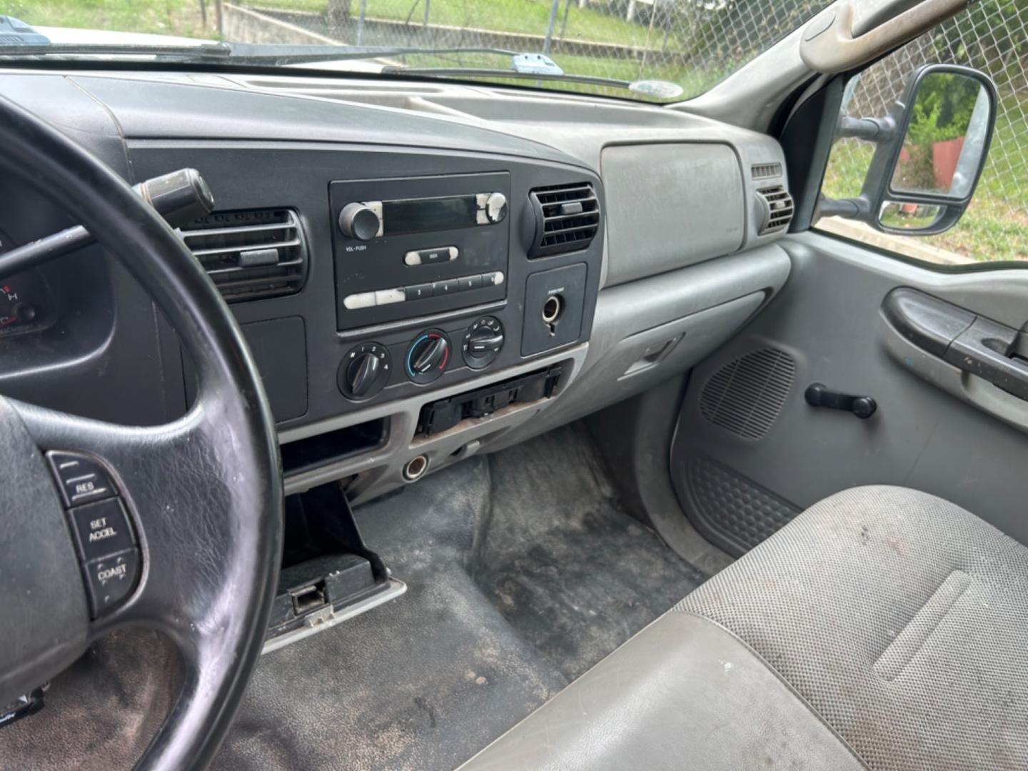 2005 White Ford F-250 SD Lariat Crew Cab 2WD (1FTSW20585E) with an 5.4L V8 SOHC 16V engine, located at 1687 Business 35 S, New Braunfels, TX, 78130, (830) 625-7159, 29.655487, -98.051491 - Photo#8