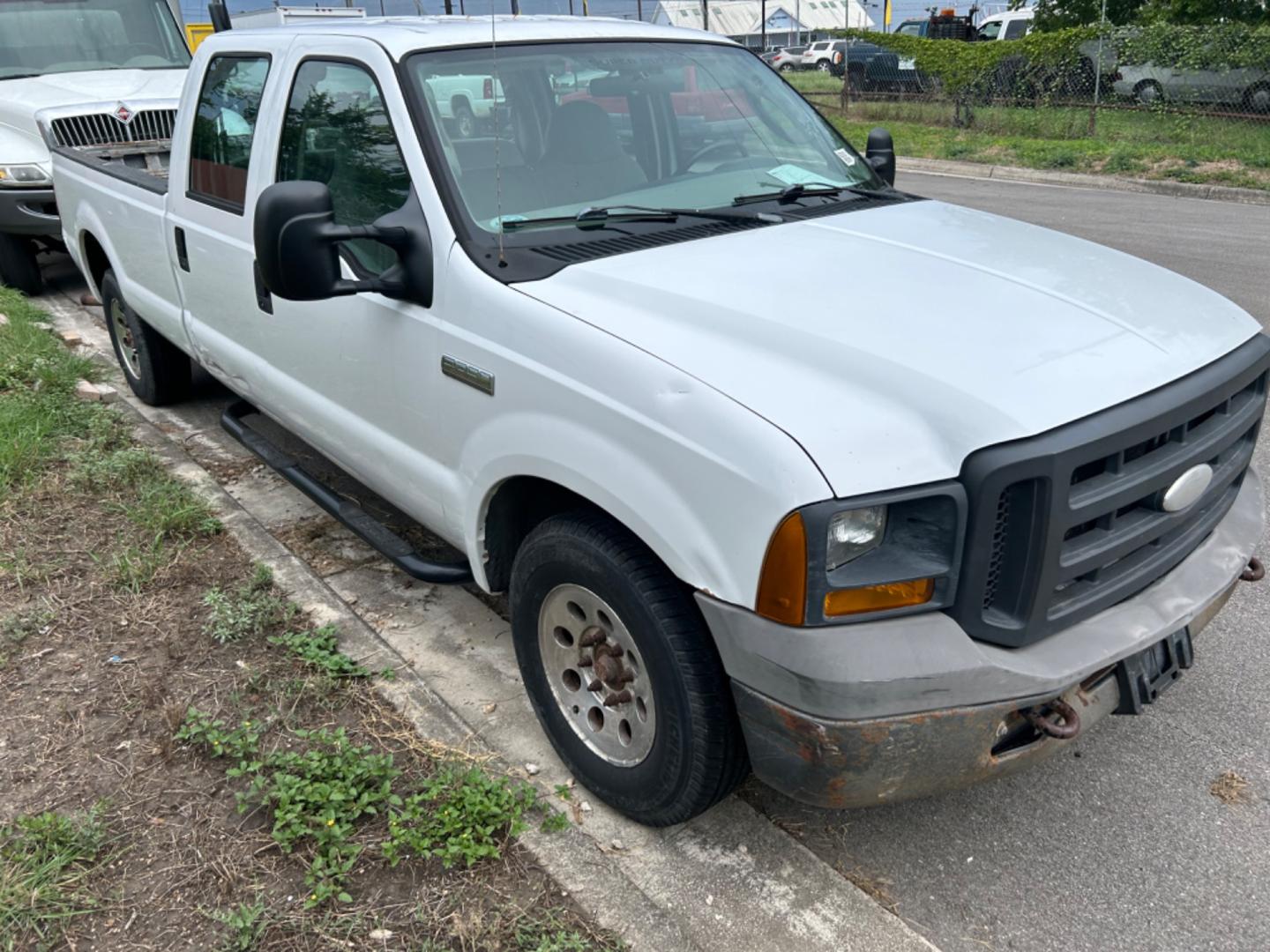 2005 White Ford F-250 SD Lariat Crew Cab 2WD (1FTSW20585E) with an 5.4L V8 SOHC 16V engine, located at 1687 Business 35 S, New Braunfels, TX, 78130, (830) 625-7159, 29.655487, -98.051491 - Photo#1