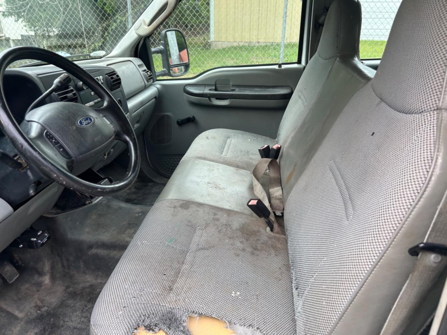 2005 White Ford F-250 SD Lariat Crew Cab 2WD (1FTSW20585E) with an 5.4L V8 SOHC 16V engine, located at 1687 Business 35 S, New Braunfels, TX, 78130, (830) 625-7159, 29.655487, -98.051491 - Photo#6