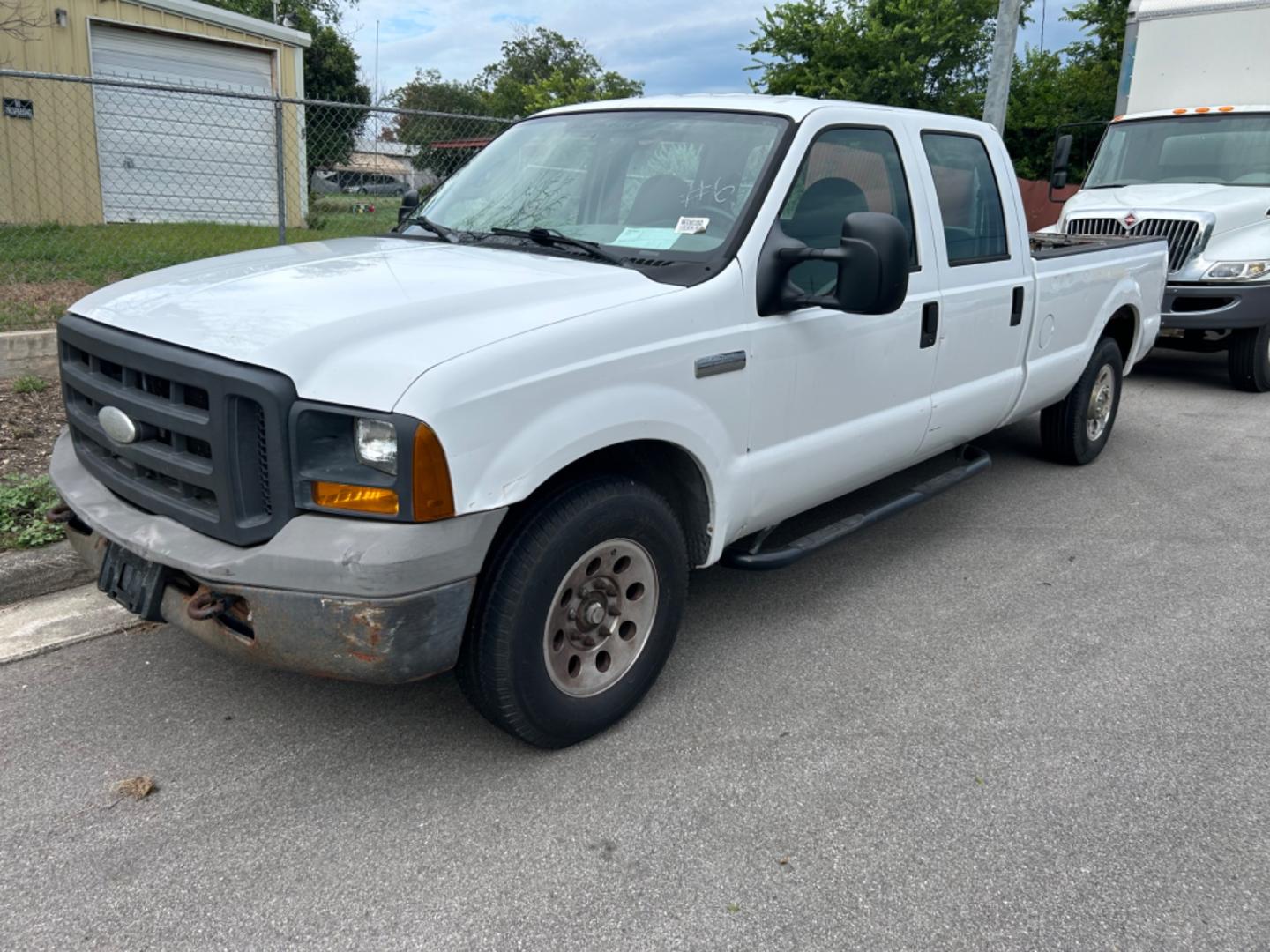 2005 White Ford F-250 SD Lariat Crew Cab 2WD (1FTSW20585E) with an 5.4L V8 SOHC 16V engine, located at 1687 Business 35 S, New Braunfels, TX, 78130, (830) 625-7159, 29.655487, -98.051491 - Photo#0