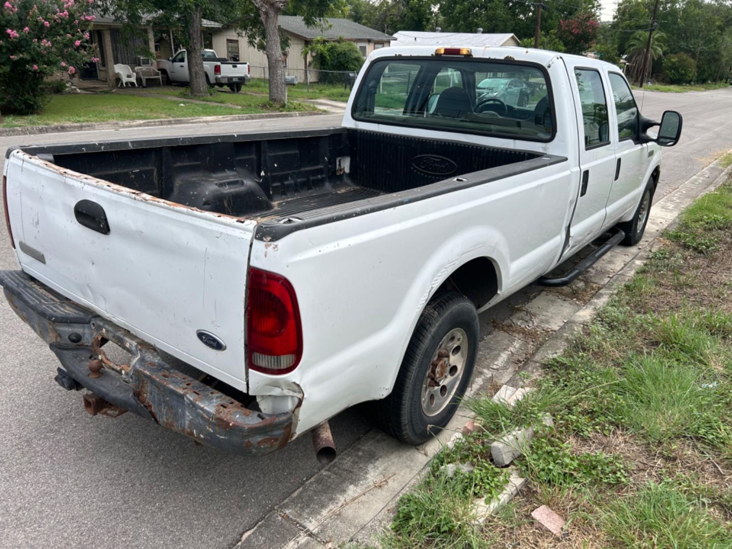 2005 White Ford F-250 SD Lariat Crew Cab 2WD (1FTSW20585E) with an 5.4L V8 SOHC 16V engine, located at 1687 Business 35 S, New Braunfels, TX, 78130, (830) 625-7159, 29.655487, -98.051491 - Photo#3