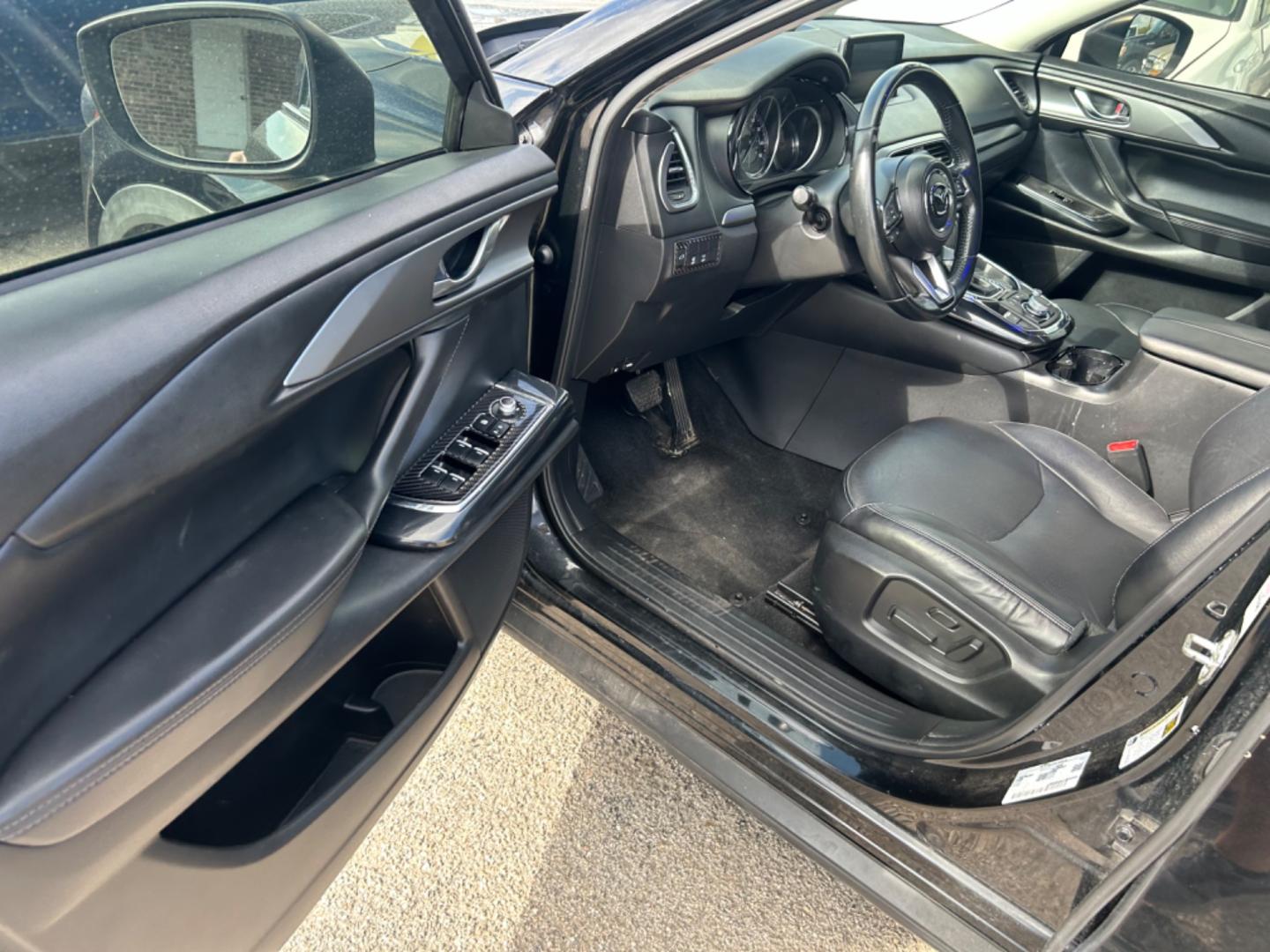 2019 Grey Mazda CX-9 Touring AWD (JM3TCBCY0K0) with an 2.5L L4 DOHC 16V engine, 6A transmission, located at 1687 Business 35 S, New Braunfels, TX, 78130, (830) 625-7159, 29.655487, -98.051491 - Photo#5