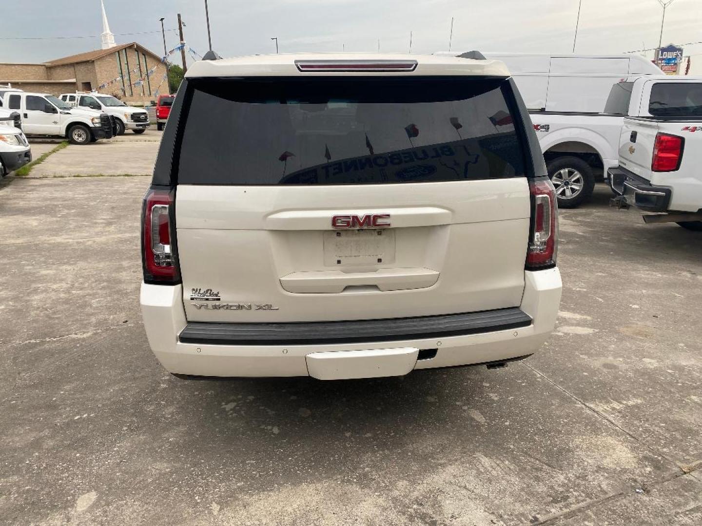 2015 White /Tan GMC Yukon XL SLT (1GKS1HKCXFR) with an 5.3L V8 F OHV 16V engine, Automatic transmission, located at 1687 Business 35 S, New Braunfels, TX, 78130, (830) 625-7159, 29.655487, -98.051491 - Photo#3