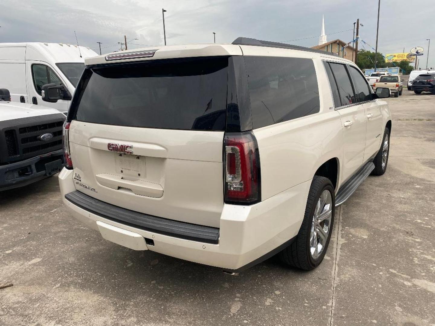 2015 White /Tan GMC Yukon XL SLT (1GKS1HKCXFR) with an 5.3L V8 F OHV 16V engine, Automatic transmission, located at 1687 Business 35 S, New Braunfels, TX, 78130, (830) 625-7159, 29.655487, -98.051491 - Photo#4