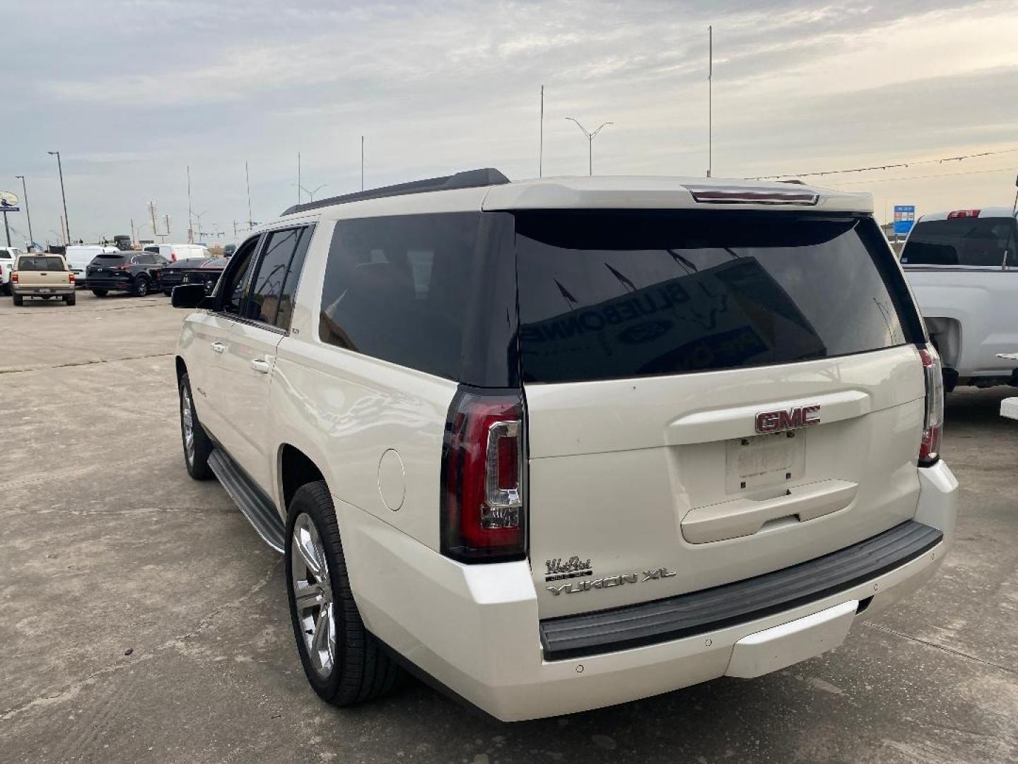 2015 White /Tan GMC Yukon XL SLT (1GKS1HKCXFR) with an 5.3L V8 F OHV 16V engine, Automatic transmission, located at 1687 Business 35 S, New Braunfels, TX, 78130, (830) 625-7159, 29.655487, -98.051491 - Photo#2