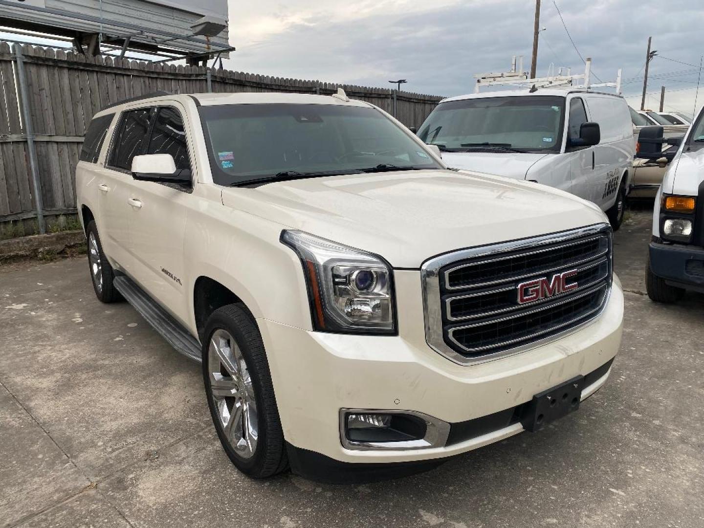 2015 White /Tan GMC Yukon XL SLT (1GKS1HKCXFR) with an 5.3L V8 F OHV 16V engine, Automatic transmission, located at 1687 Business 35 S, New Braunfels, TX, 78130, (830) 625-7159, 29.655487, -98.051491 - Photo#5