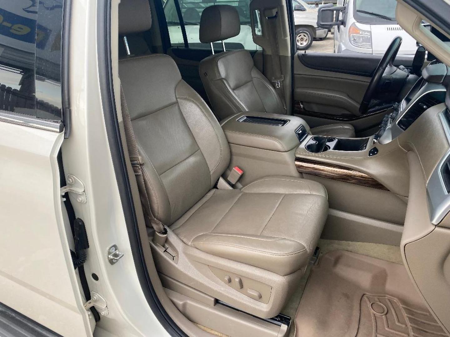 2015 White /Tan GMC Yukon XL SLT (1GKS1HKCXFR) with an 5.3L V8 F OHV 16V engine, Automatic transmission, located at 1687 Business 35 S, New Braunfels, TX, 78130, (830) 625-7159, 29.655487, -98.051491 - Photo#7