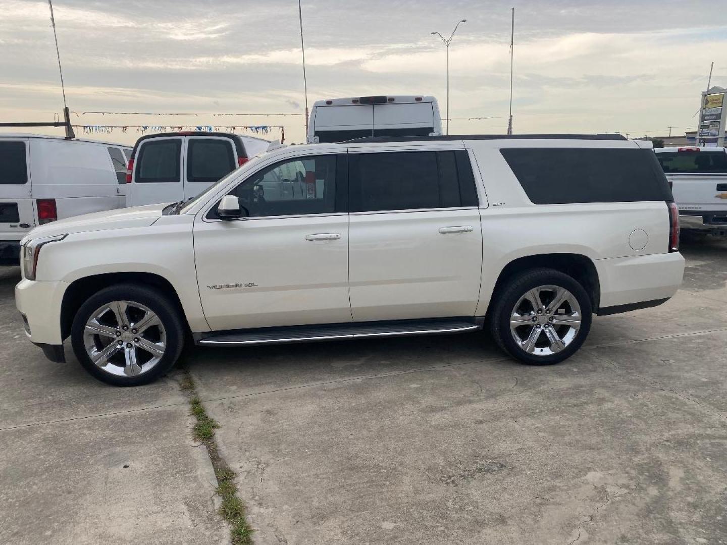 2015 White /Tan GMC Yukon XL SLT (1GKS1HKCXFR) with an 5.3L V8 F OHV 16V engine, Automatic transmission, located at 1687 Business 35 S, New Braunfels, TX, 78130, (830) 625-7159, 29.655487, -98.051491 - Photo#1