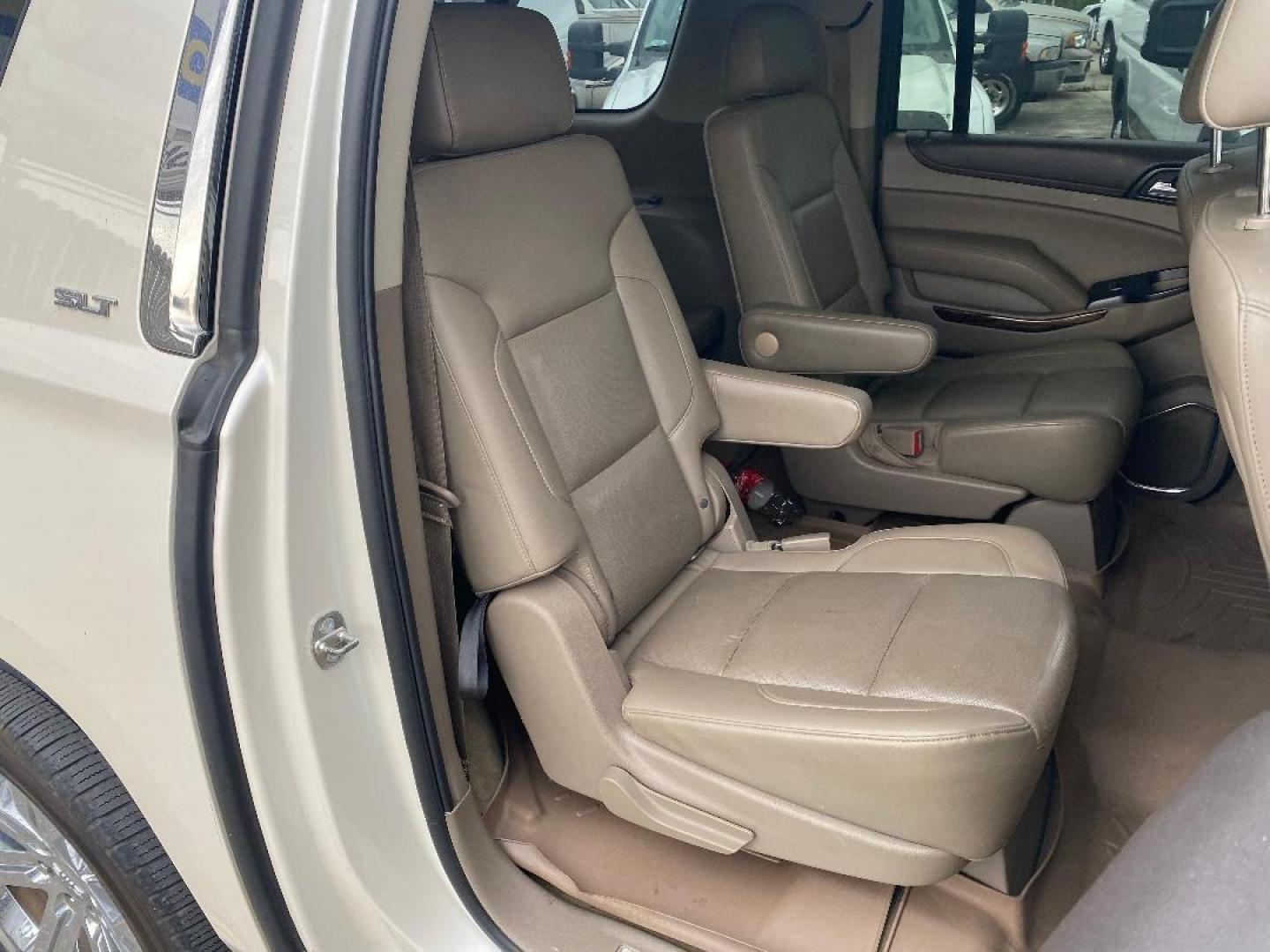 2015 White /Tan GMC Yukon XL SLT (1GKS1HKCXFR) with an 5.3L V8 F OHV 16V engine, Automatic transmission, located at 1687 Business 35 S, New Braunfels, TX, 78130, (830) 625-7159, 29.655487, -98.051491 - Photo#9