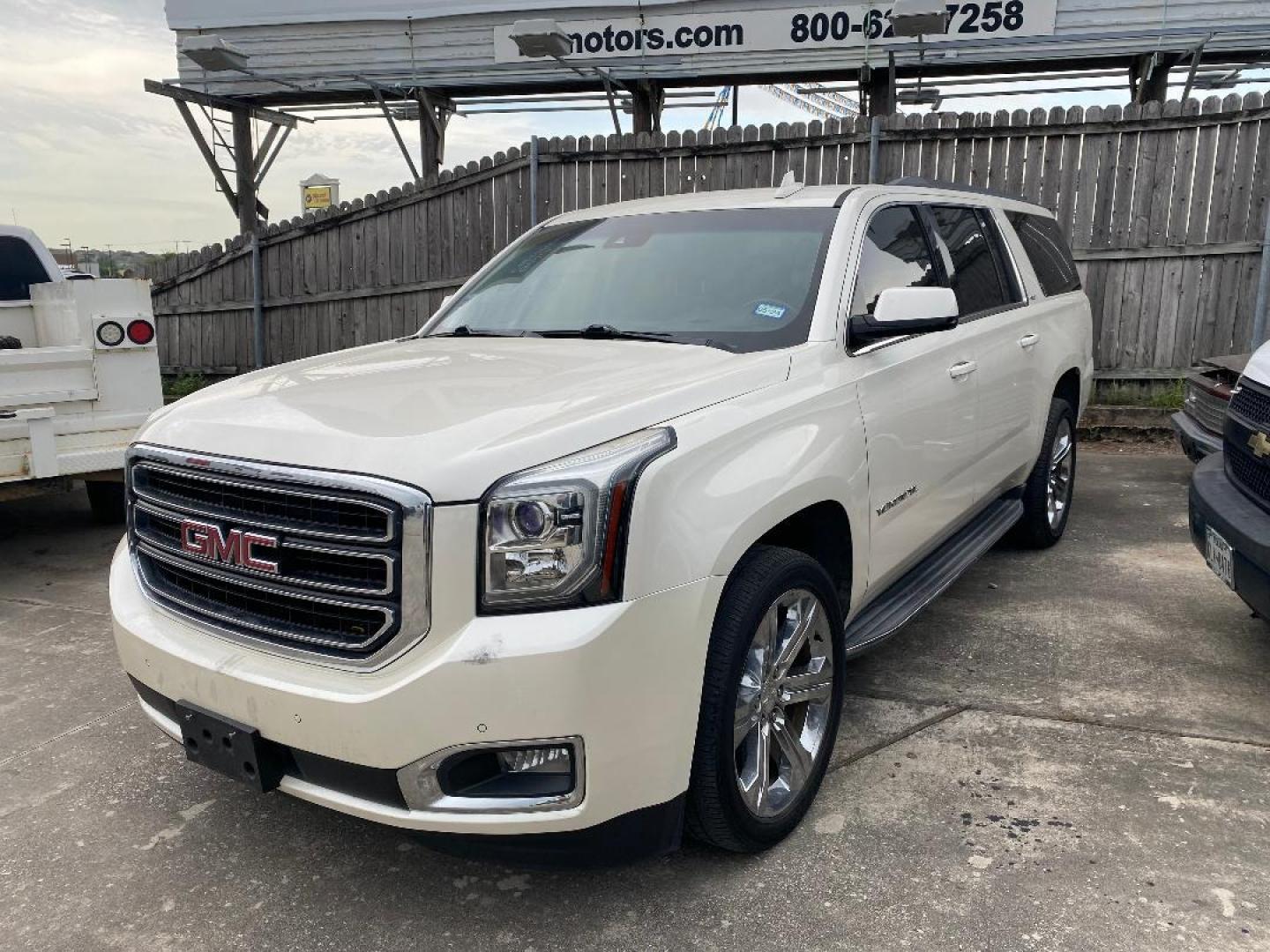 2015 White /Tan GMC Yukon XL SLT (1GKS1HKCXFR) with an 5.3L V8 F OHV 16V engine, Automatic transmission, located at 1687 Business 35 S, New Braunfels, TX, 78130, (830) 625-7159, 29.655487, -98.051491 - Photo#0