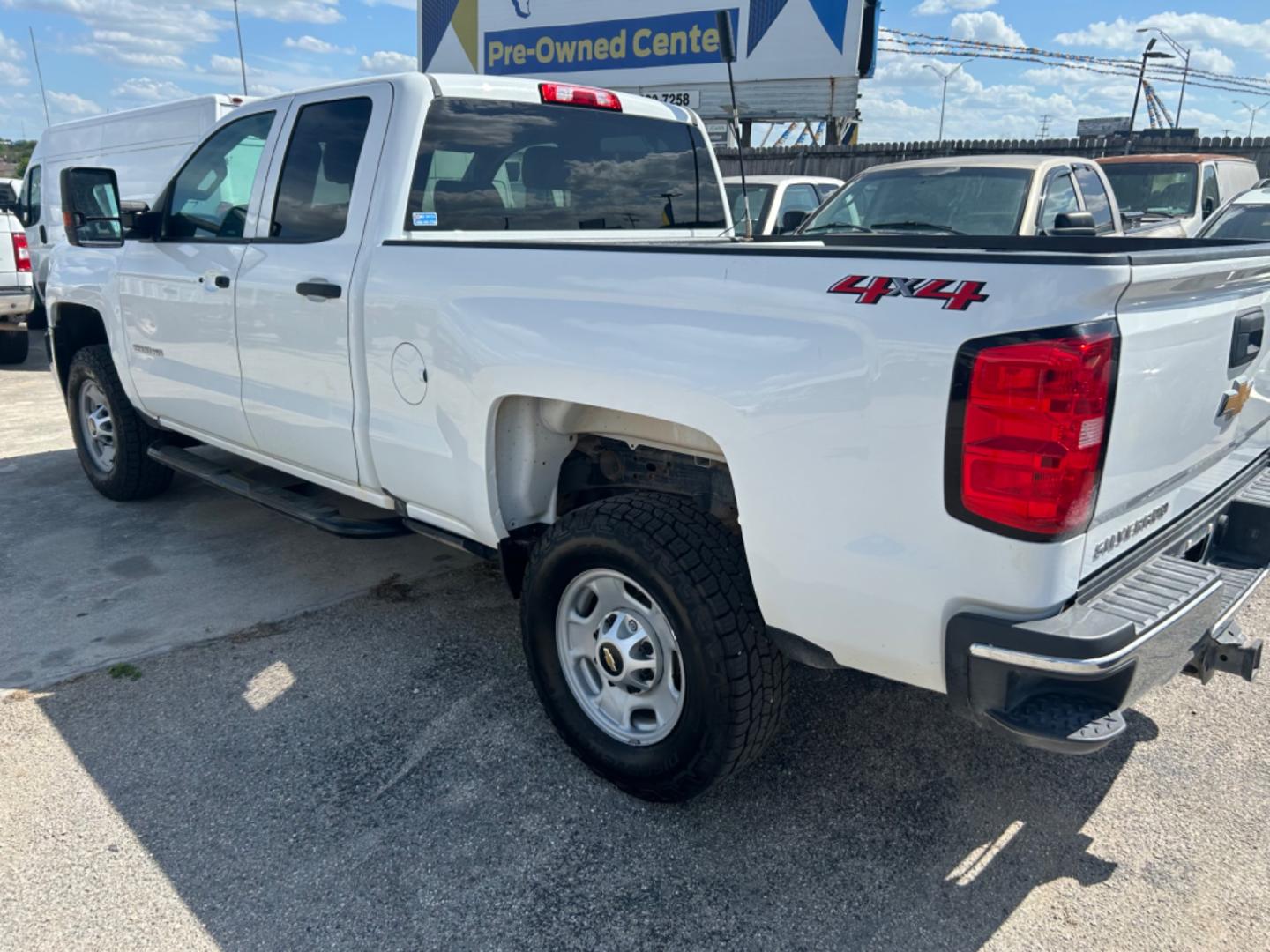 2019 White Chevrolet Silverado 2500HD Work Truck Double Cab 4WD (2GC2KREG9K1) with an 6.0L V8 OHV 16V engine, 6A transmission, located at 1687 Business 35 S, New Braunfels, TX, 78130, (830) 625-7159, 29.655487, -98.051491 - Photo#7