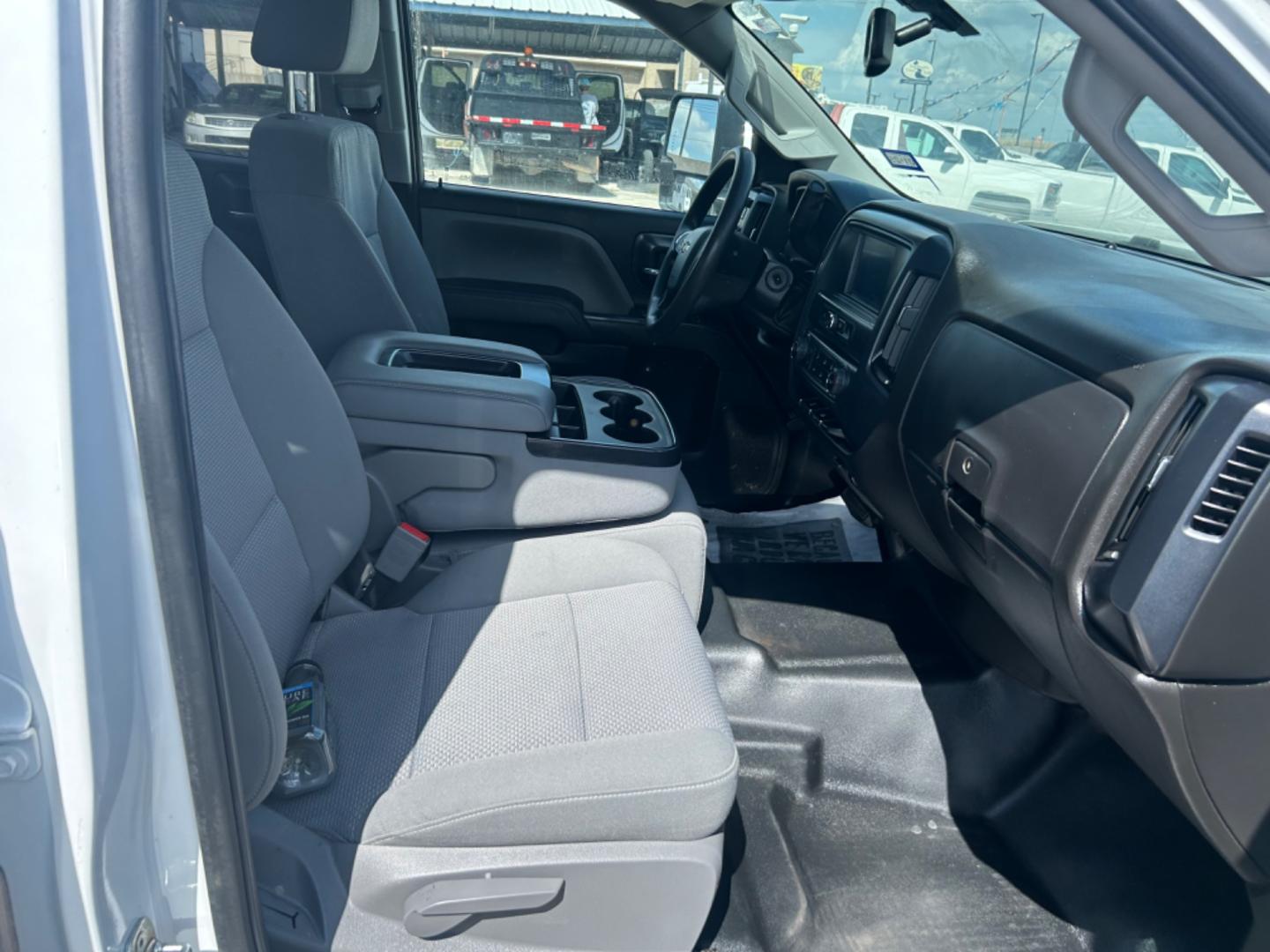 2019 White Chevrolet Silverado 2500HD Work Truck Double Cab 4WD (2GC2KREG9K1) with an 6.0L V8 OHV 16V engine, 6A transmission, located at 1687 Business 35 S, New Braunfels, TX, 78130, (830) 625-7159, 29.655487, -98.051491 - Photo#2