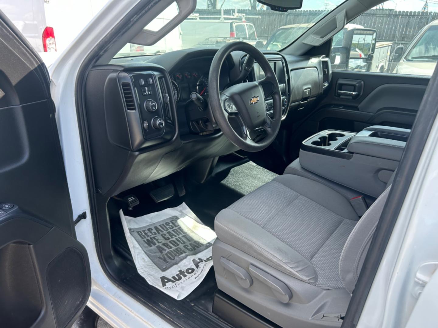 2019 White Chevrolet Silverado 2500HD Work Truck Double Cab 4WD (2GC2KREG9K1) with an 6.0L V8 OHV 16V engine, 6A transmission, located at 1687 Business 35 S, New Braunfels, TX, 78130, (830) 625-7159, 29.655487, -98.051491 - Photo#9