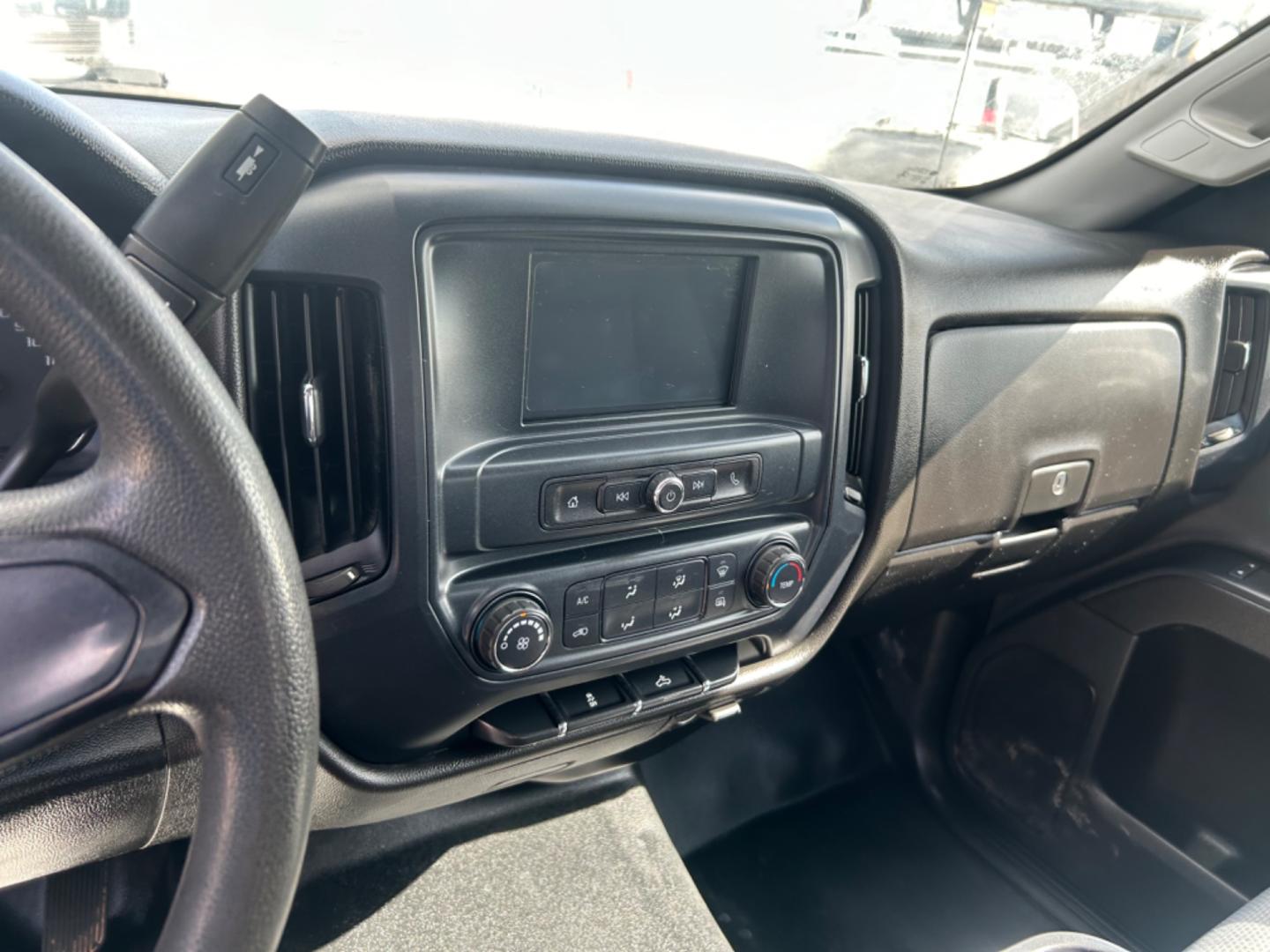 2019 White Chevrolet Silverado 2500HD Work Truck Double Cab 4WD (2GC2KREG9K1) with an 6.0L V8 OHV 16V engine, 6A transmission, located at 1687 Business 35 S, New Braunfels, TX, 78130, (830) 625-7159, 29.655487, -98.051491 - Photo#12