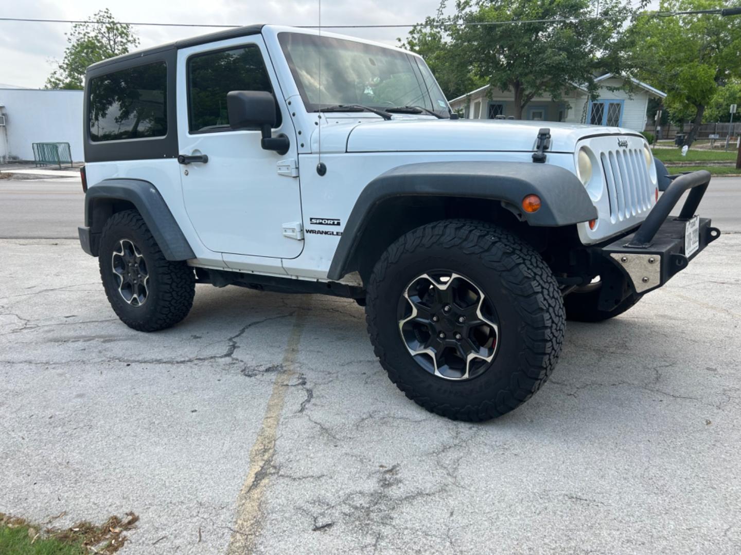 2012 White Jeep Wrangler Sport 4WD (1C4AJWAG0CL) with an 3.6L V6 DOHC 24V FFV engine, Standard transmission, located at 1687 Business 35 S, New Braunfels, TX, 78130, (830) 625-7159, 29.655487, -98.051491 - Photo#3