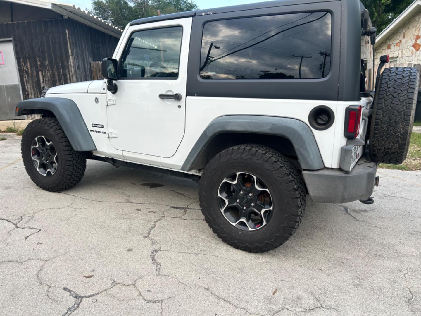 2012 White Jeep Wrangler Sport 4WD (1C4AJWAG0CL) with an 3.6L V6 DOHC 24V FFV engine, Standard transmission, located at 1687 Business 35 S, New Braunfels, TX, 78130, (830) 625-7159, 29.655487, -98.051491 - Photo#1