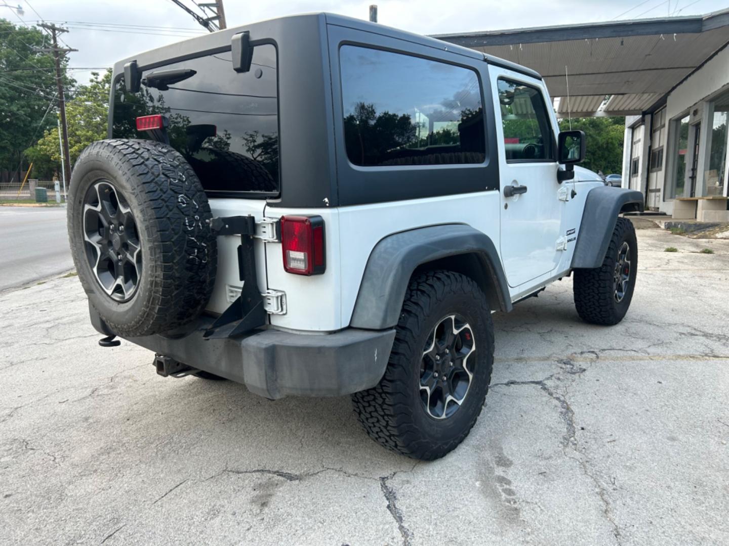 2012 White Jeep Wrangler Sport 4WD (1C4AJWAG0CL) with an 3.6L V6 DOHC 24V FFV engine, Standard transmission, located at 1687 Business 35 S, New Braunfels, TX, 78130, (830) 625-7159, 29.655487, -98.051491 - Photo#2