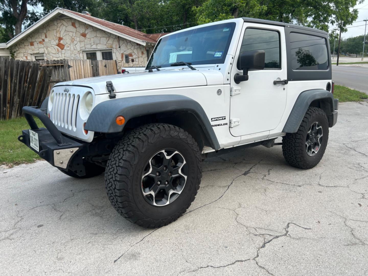 2012 White Jeep Wrangler Sport 4WD (1C4AJWAG0CL) with an 3.6L V6 DOHC 24V FFV engine, Standard transmission, located at 1687 Business 35 S, New Braunfels, TX, 78130, (830) 625-7159, 29.655487, -98.051491 - Photo#0