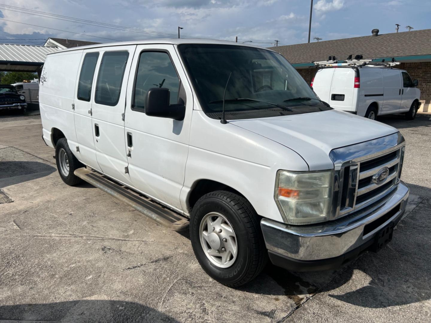 2008 White Ford E-Series Van (1FTNE24W78D) with an 4.6L V8 F SOHC 16V engine, Automatic transmission, located at 1687 Business 35 S, New Braunfels, TX, 78130, (830) 625-7159, 29.655487, -98.051491 - Photo#1