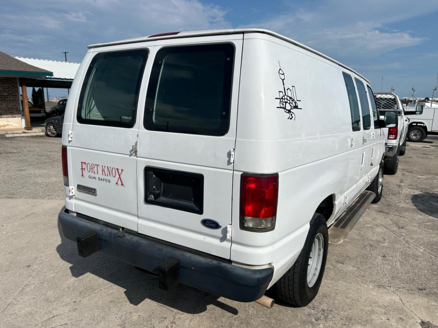 2008 White Ford E-Series Van (1FTNE24W78D) with an 4.6L V8 F SOHC 16V engine, Automatic transmission, located at 1687 Business 35 S, New Braunfels, TX, 78130, (830) 625-7159, 29.655487, -98.051491 - Photo#5