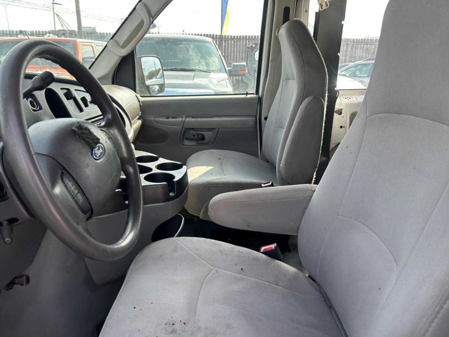 2008 White Ford E-Series Van (1FTNE24W78D) with an 4.6L V8 F SOHC 16V engine, Automatic transmission, located at 1687 Business 35 S, New Braunfels, TX, 78130, (830) 625-7159, 29.655487, -98.051491 - Photo#9